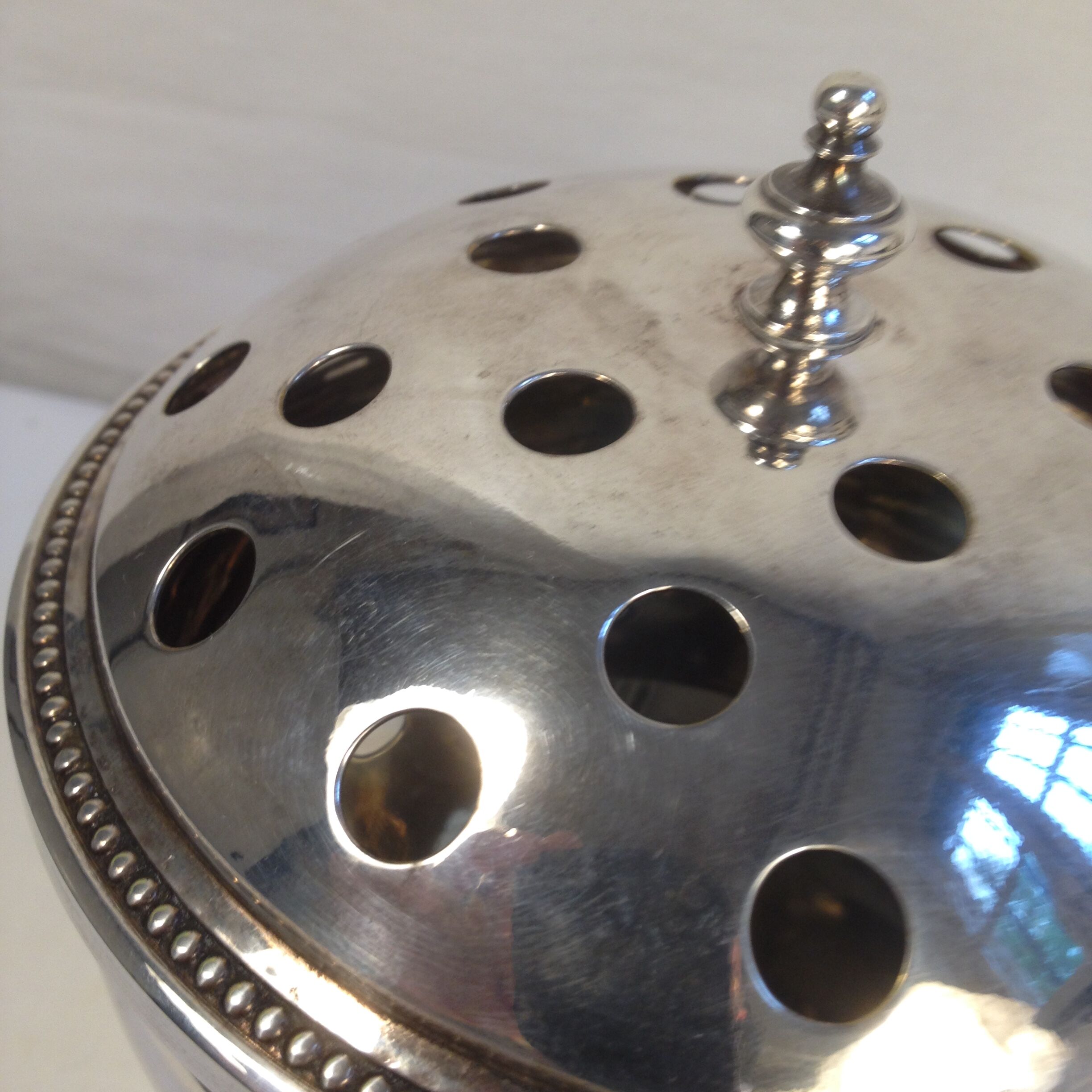 Pique flowers in silver metal