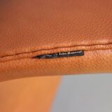 Fauteuil Swan en cuir classique cognac dessiné par Arne Jacobsen