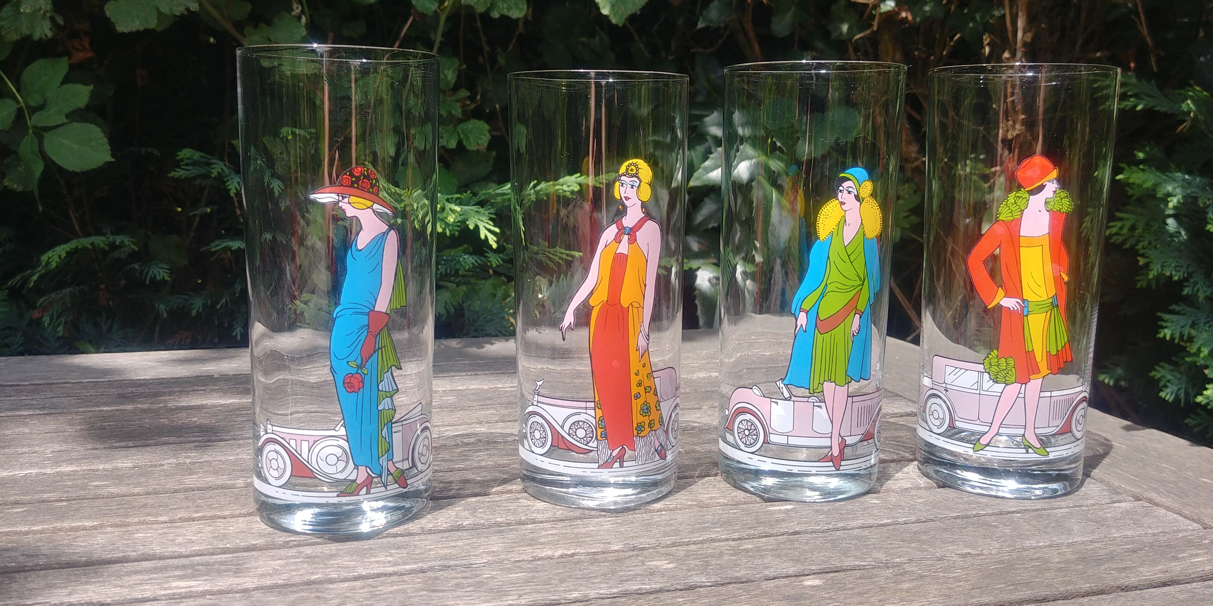 Set of four large Vintage glasses with "belle époque" décor