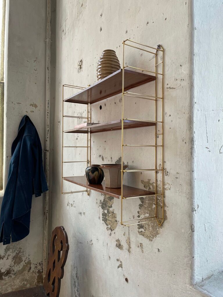 String-type wall shelf