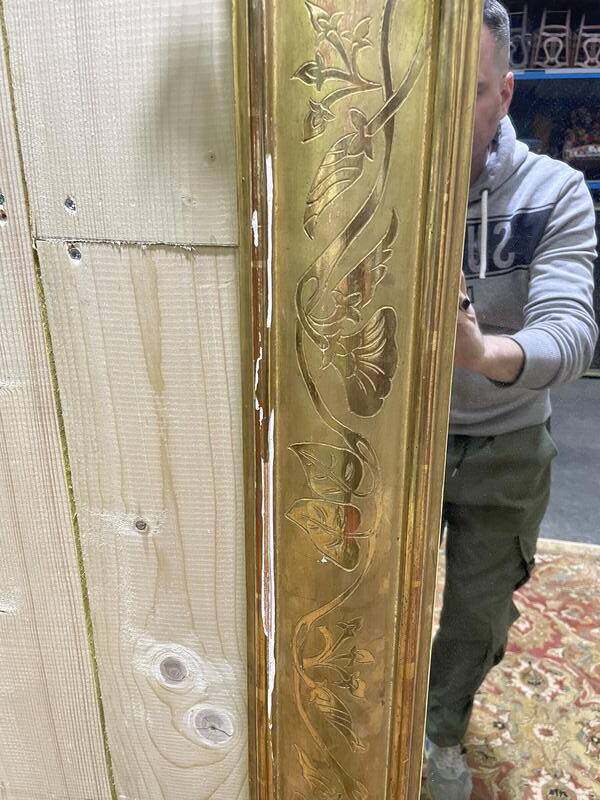 Miroir époque Napoléon III à fronton  à la feuille d'or