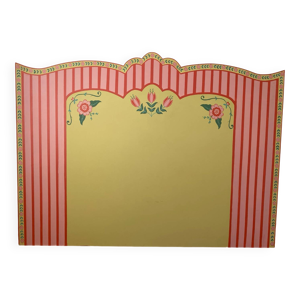 Tête de lit peinte à