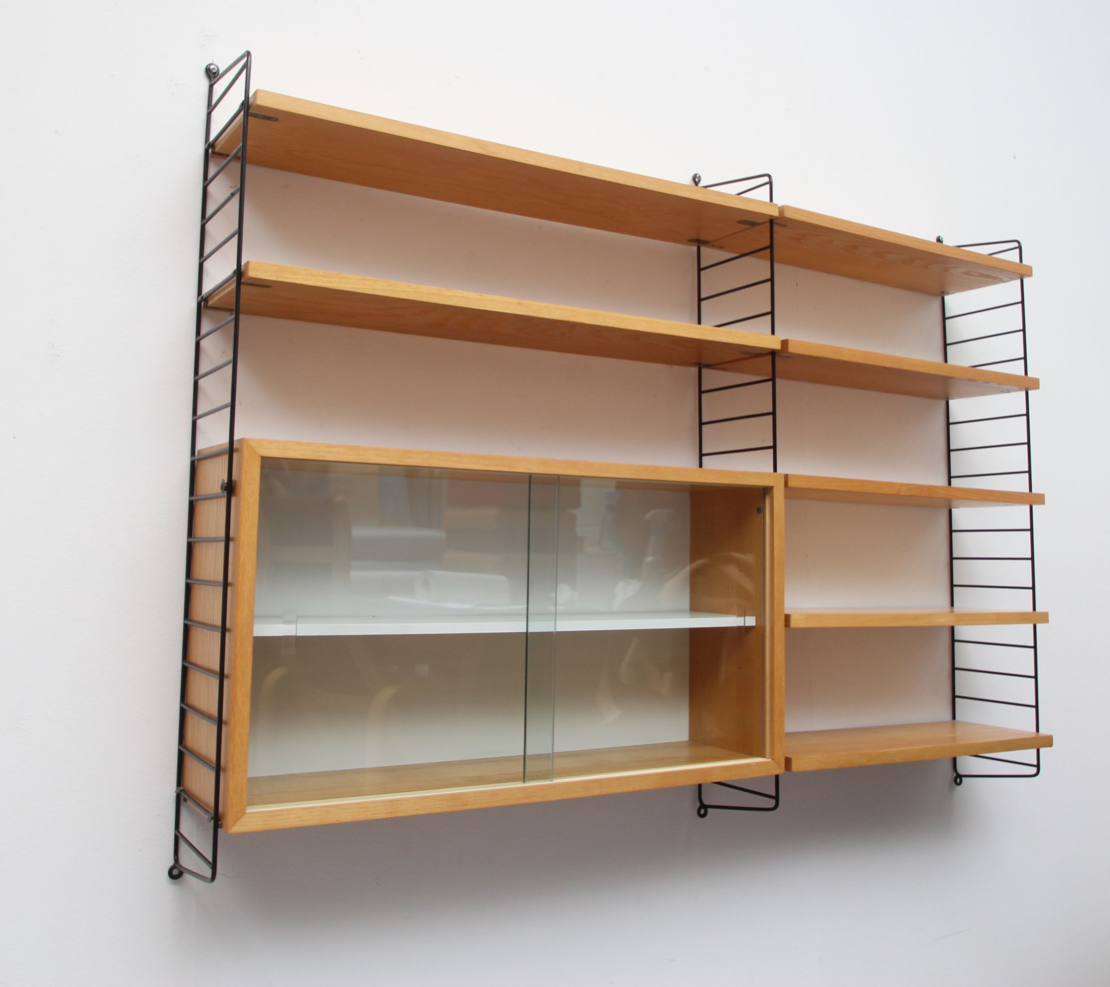 Etagère murale des années 1960 avec vitrine, Nisse Strinning/Suède