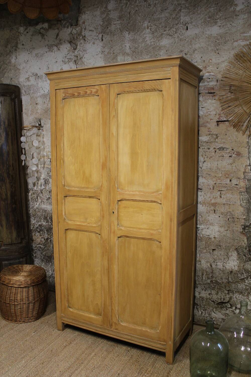 Armoire parisienne