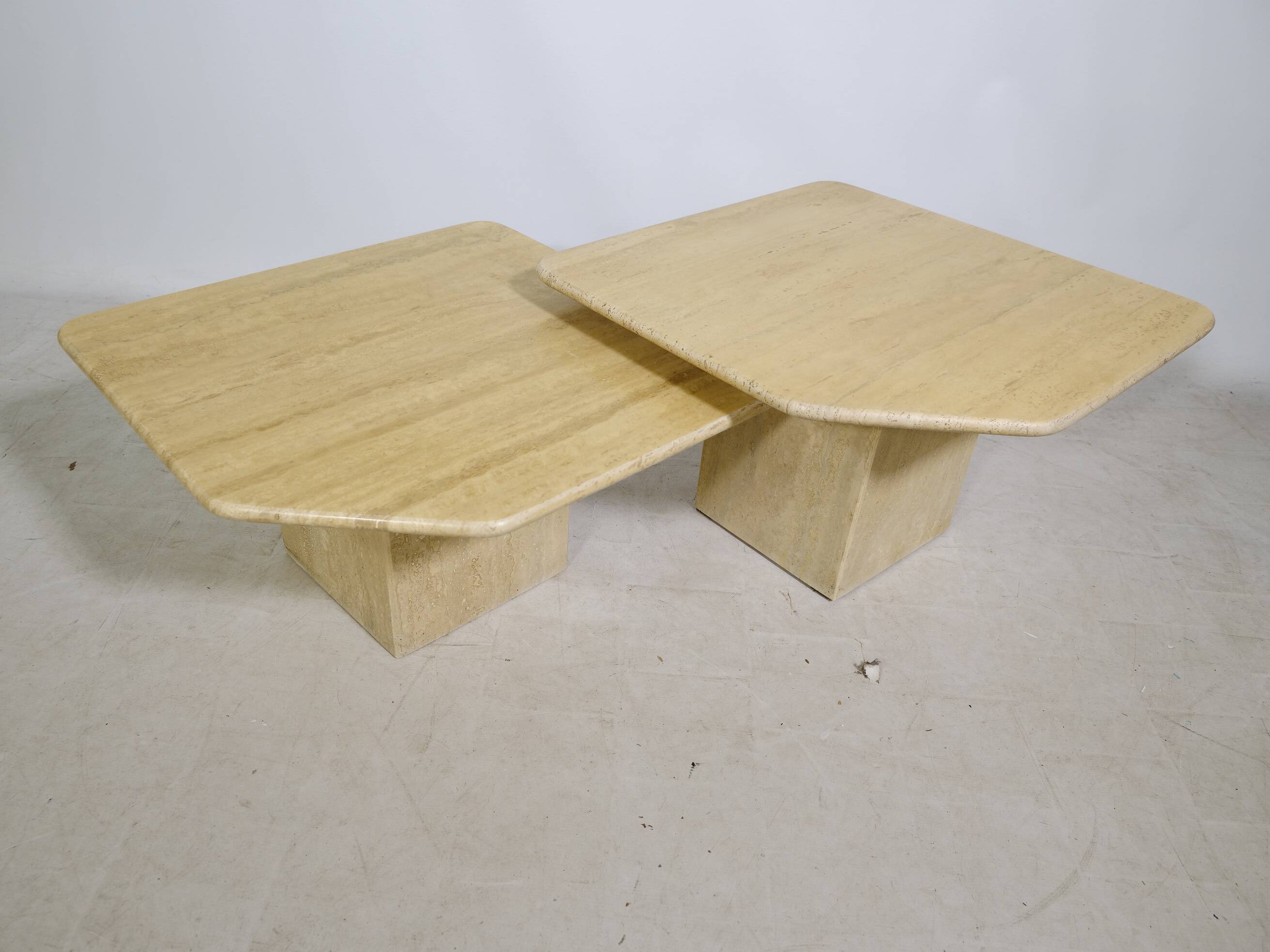 Tables gigognes en travertin, ensemble de 2, années 1970