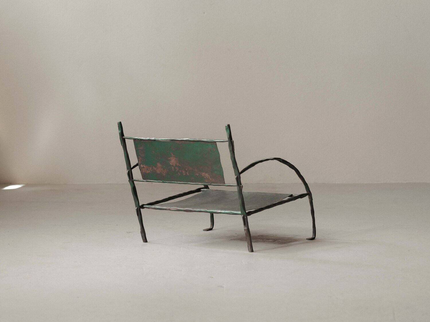 Fauteuil bas en fer forgé martelé, France, vers 1960