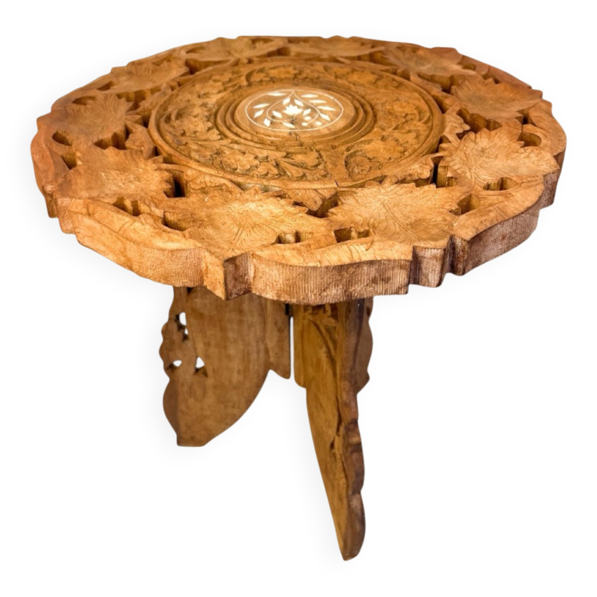 Ancienne petite table d’appoint tripode anglo-indienne en bois sculpté