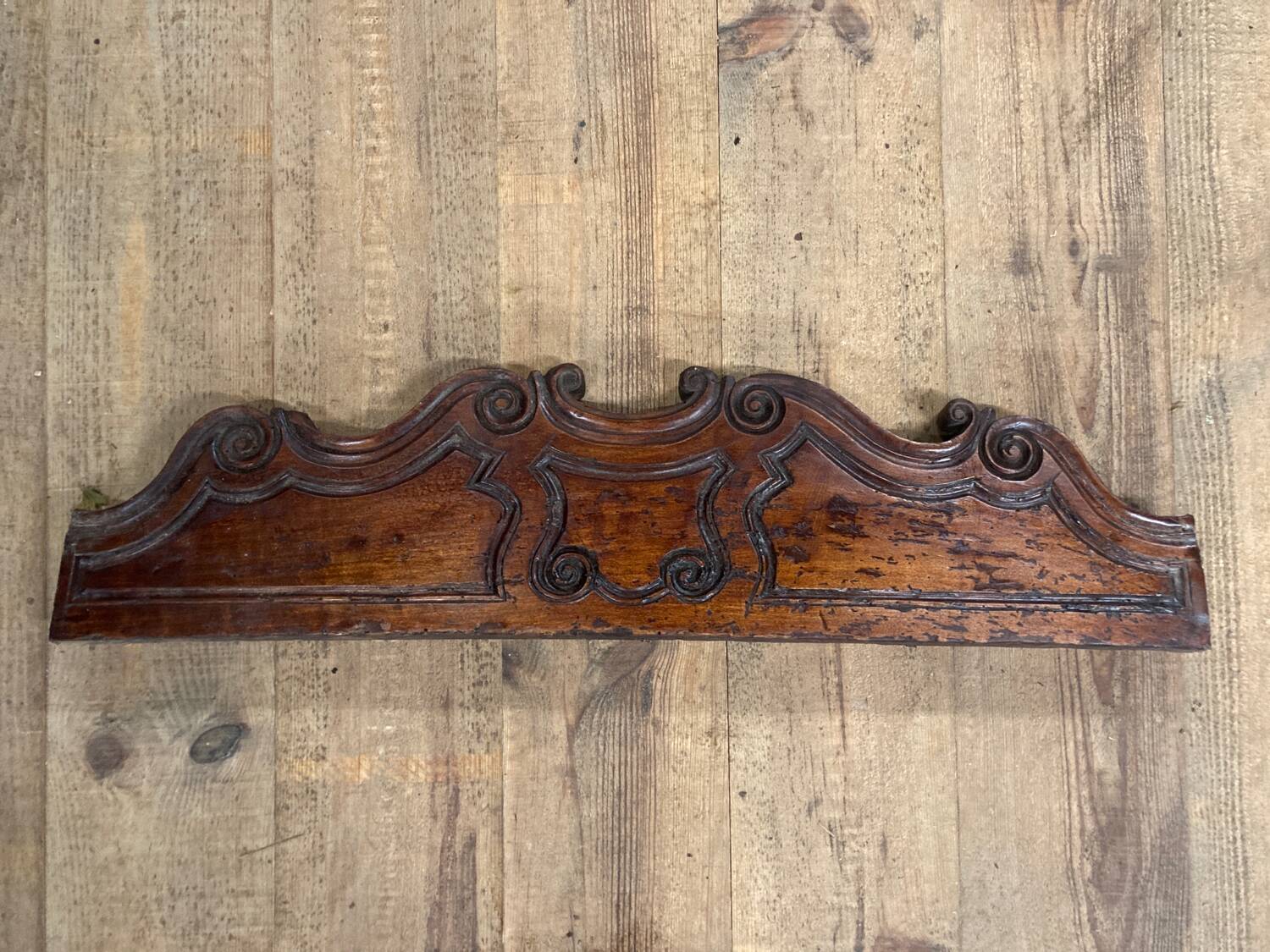 Corniche fronton en bas relief en bois