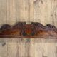 Corniche fronton en bas relief en bois