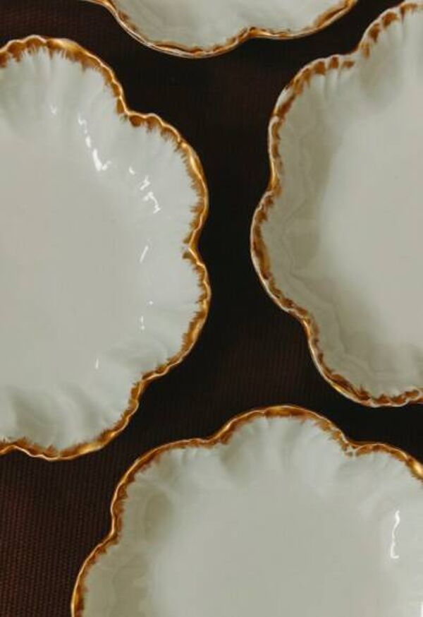 Lot de huit petites assiettes à pain en porcelaine blanche de Limoges