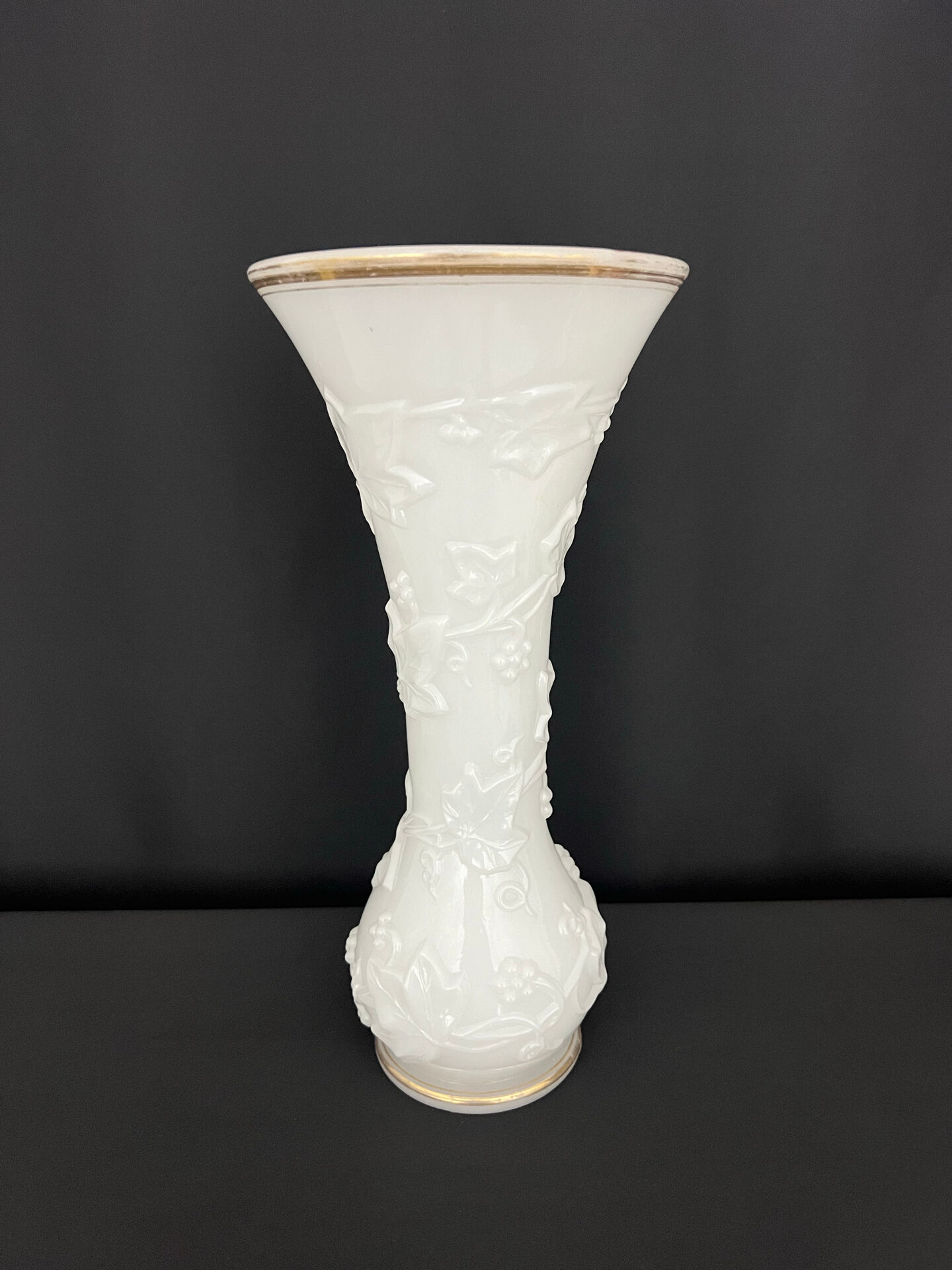 Vase "with Ivy Garland" in white opaline glass, attributed to Bacca.