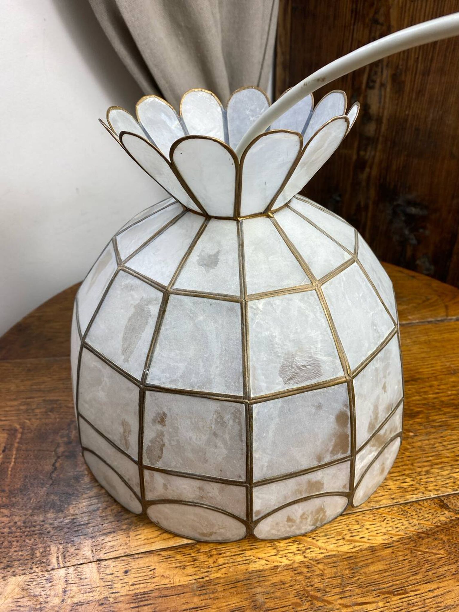 Suspension in white mother-of-pearl and brass