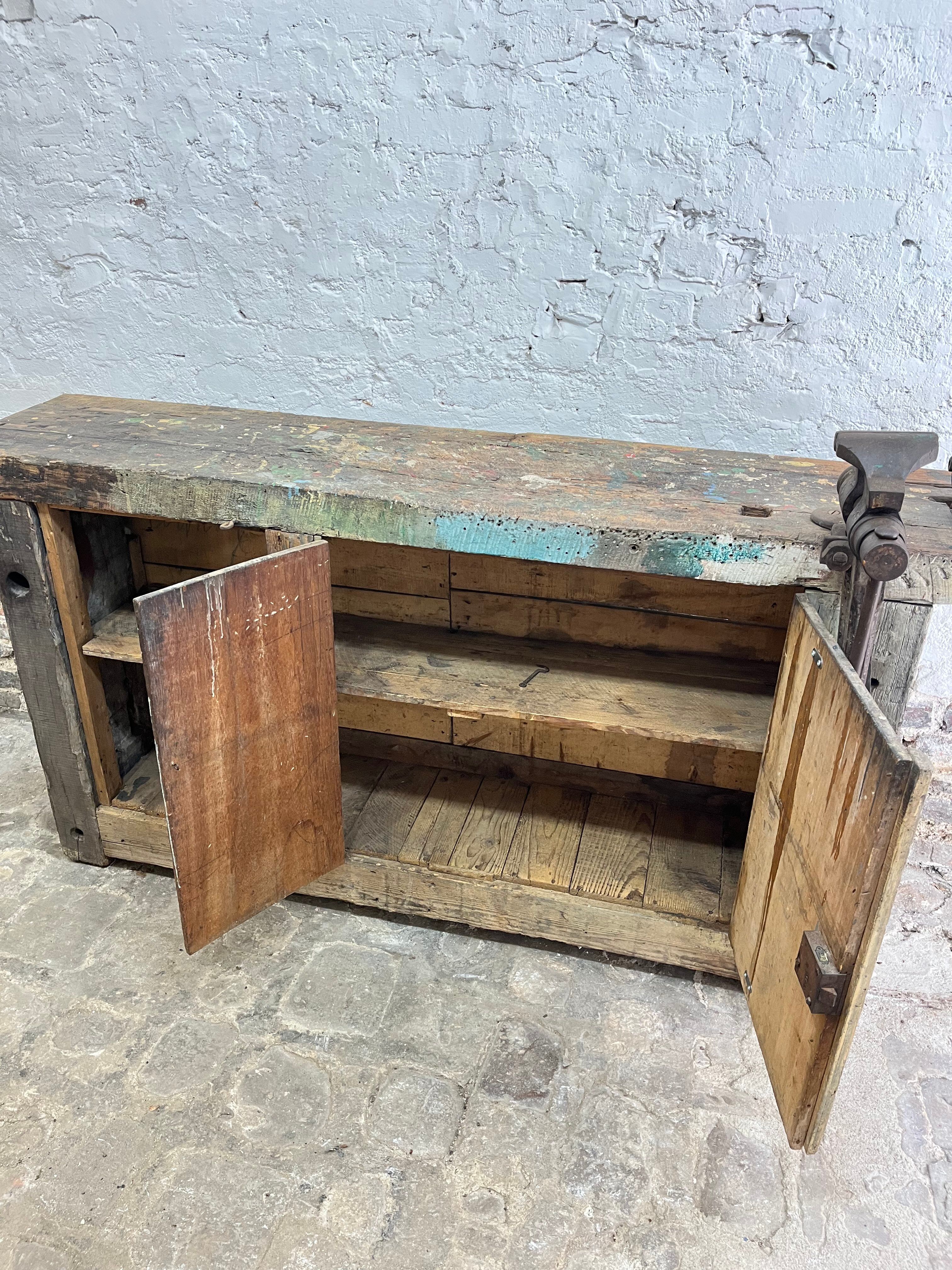 Workshop establishment with doors