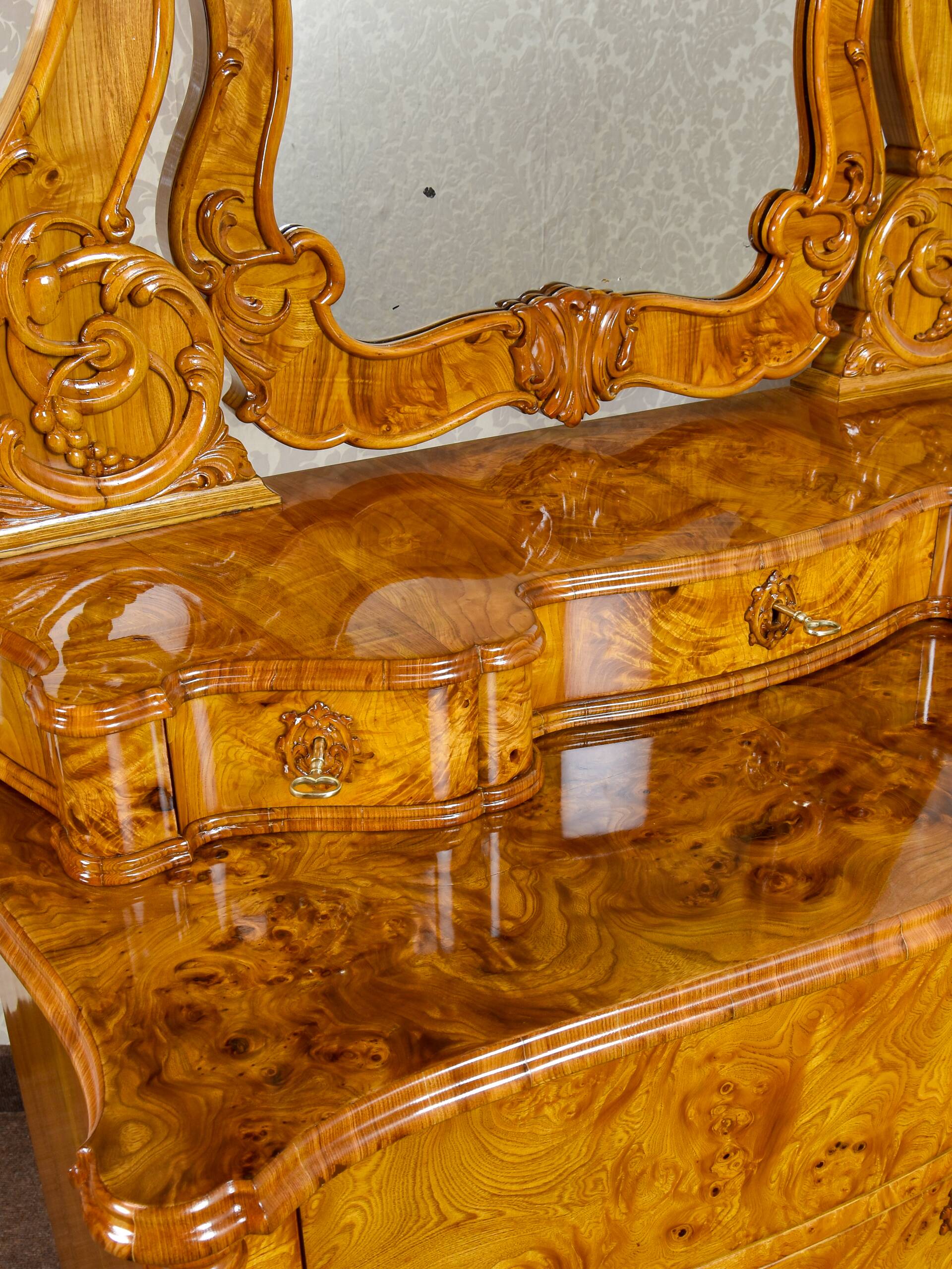 Commode coiffeuse Louis-Philippe en loupe d'orme et frêne - env. 1840-1860