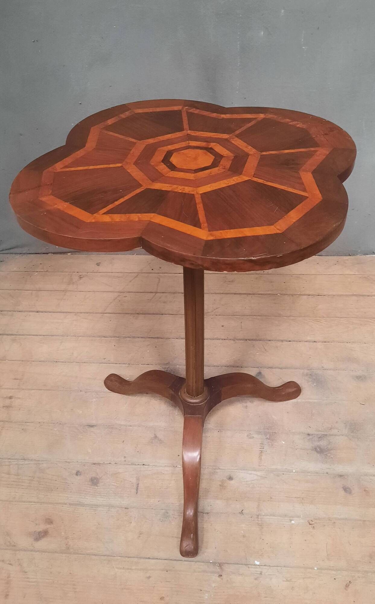Polylobed gueridon in marquetry