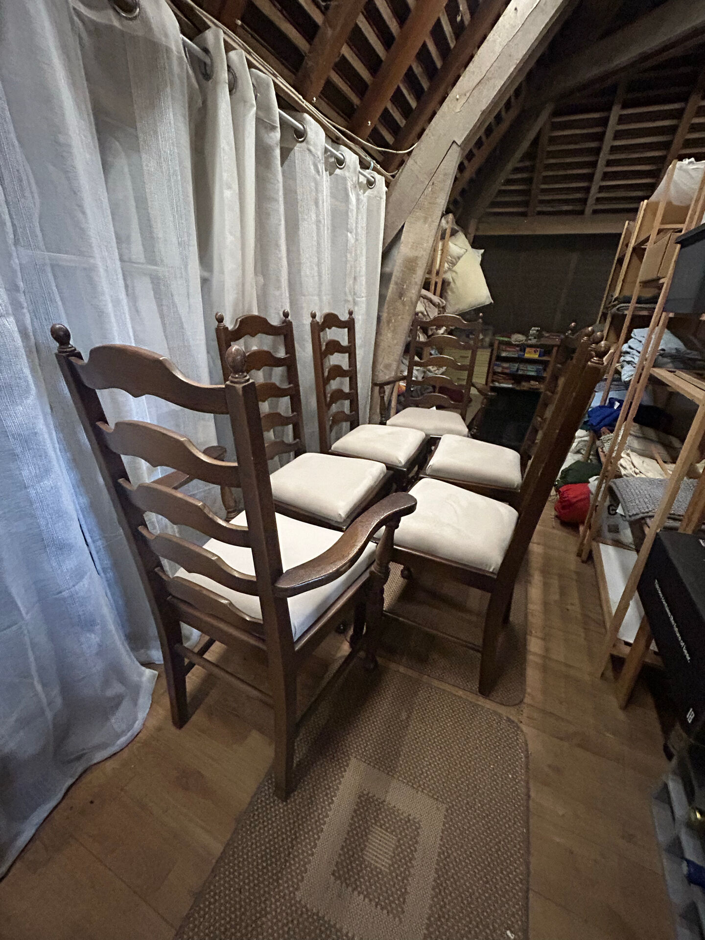 Ensemble de 6 chaises de salle à manger en chêne ancien rembourrées, comprenant 2 fauteuils.