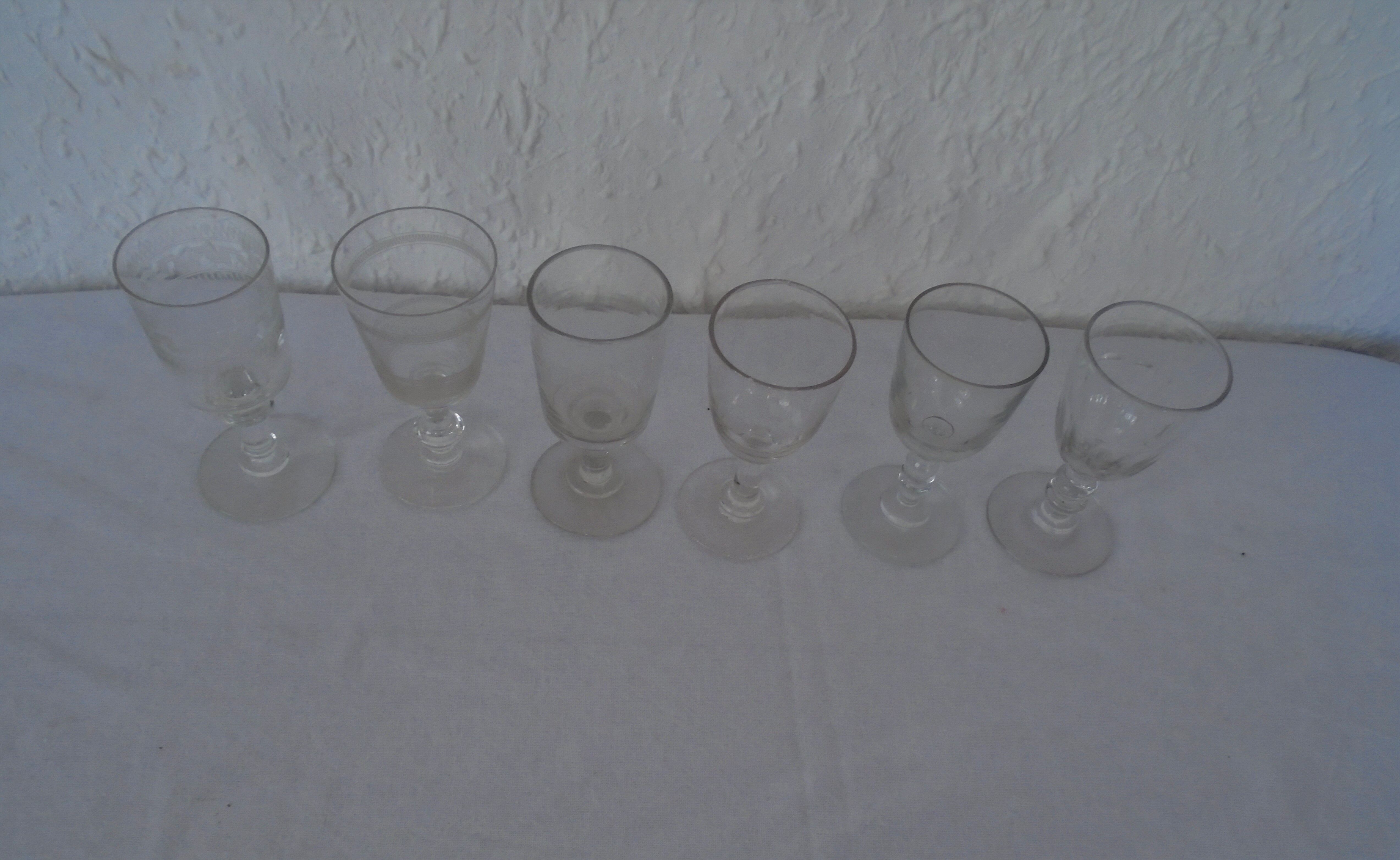 Set de 6 verres anciens dont 2 gravés formes diverses pr