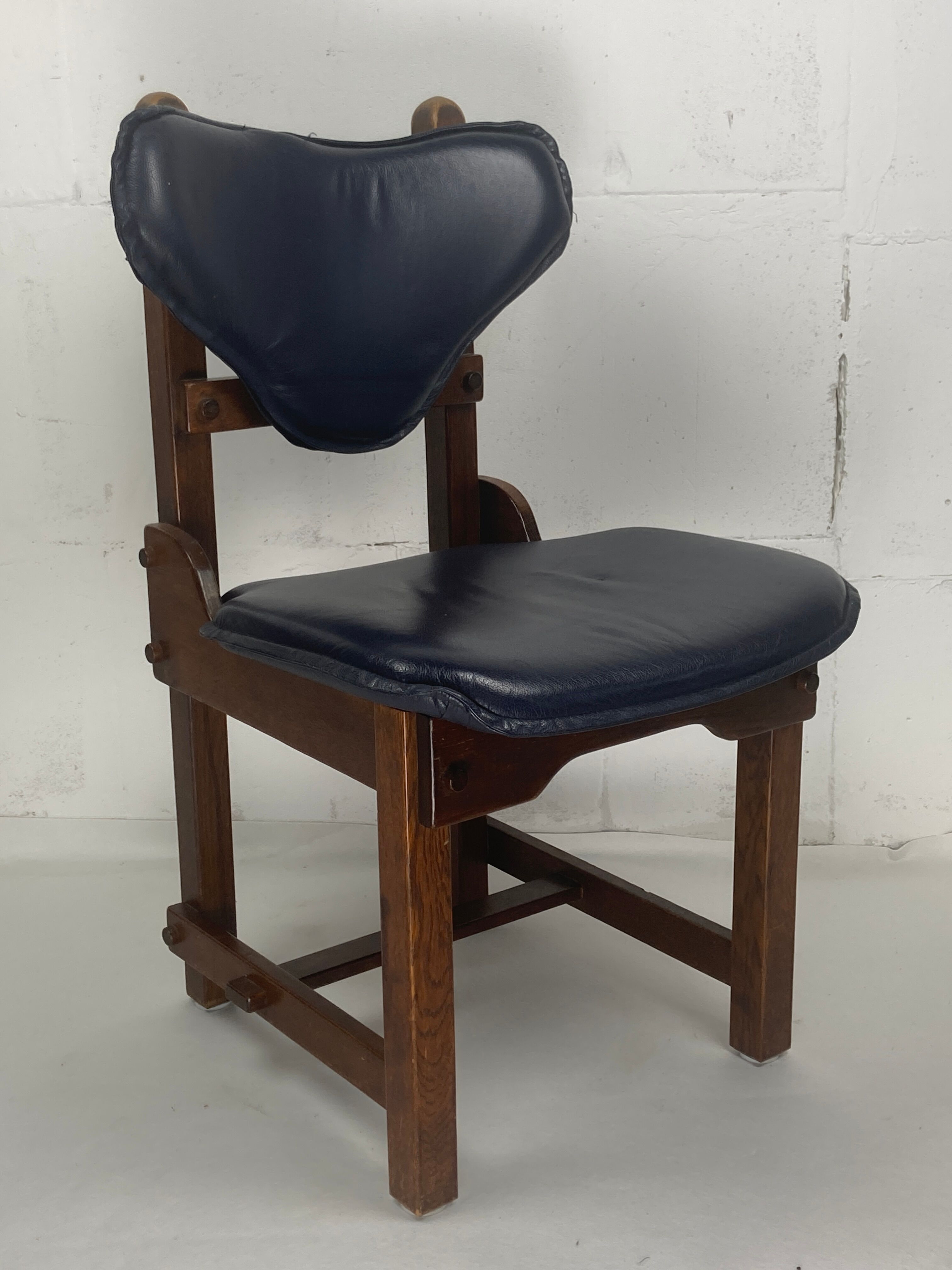 Ensemble de 4 chaises de salle à manger brutalistes en chêne et cuir, années 1960
