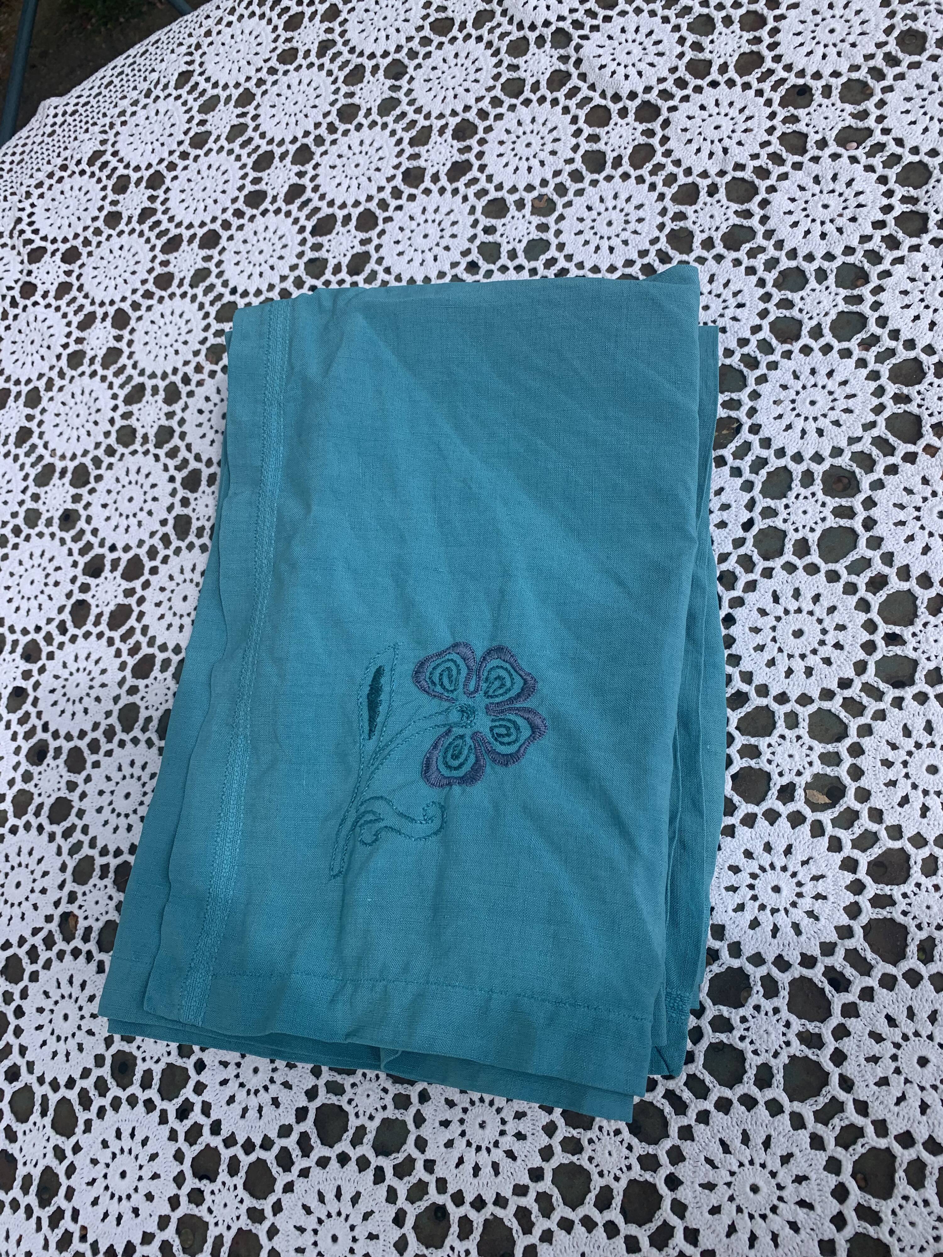 4 white linen napkins, emerald tinted, embroidered with flowers and monogrammed, old GM