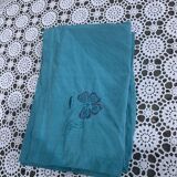 4 serviettes en lin blanc, teintées émeraude, brodées de fleurs et monogrammées, GM anciennes