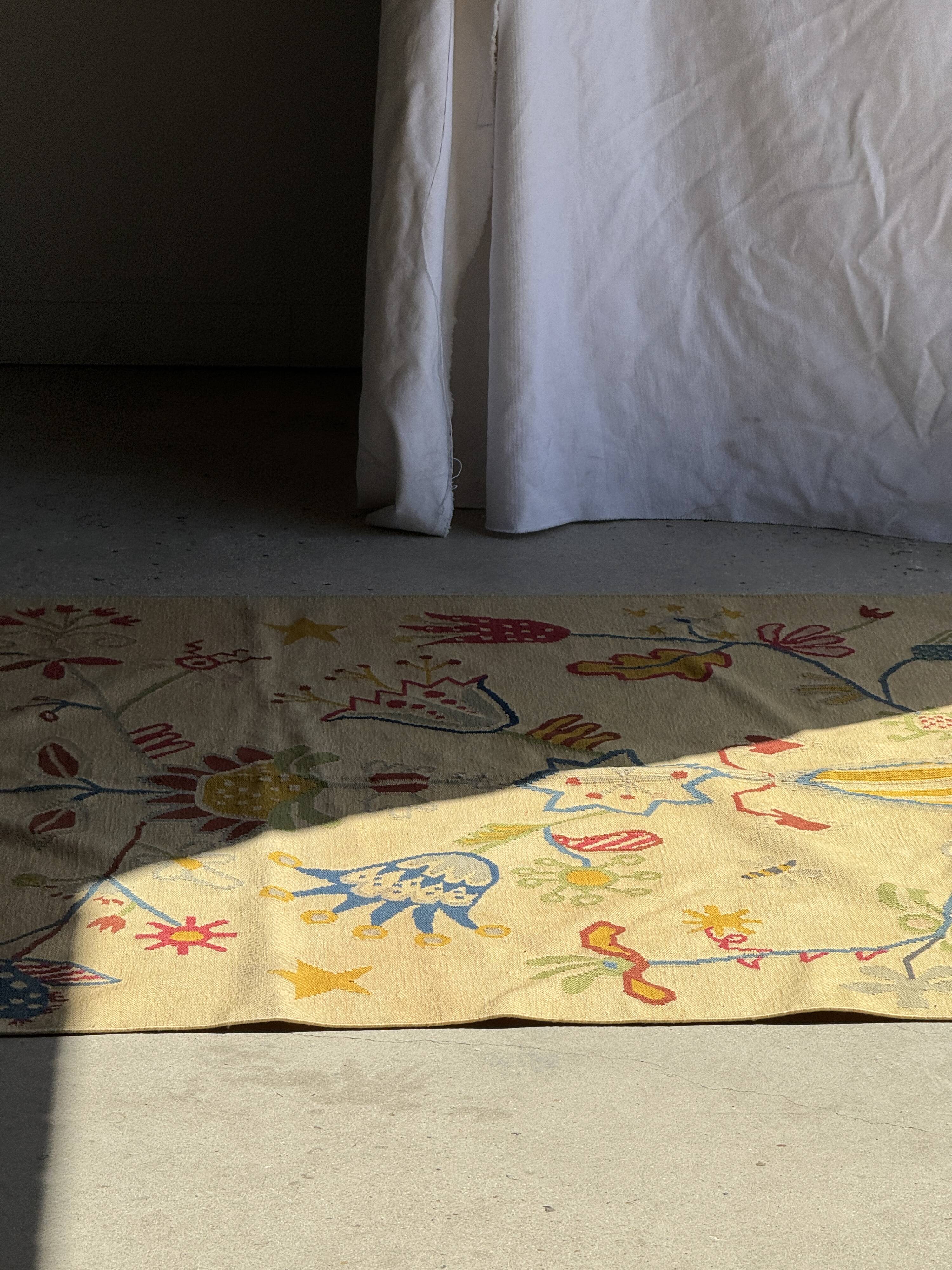 Large beige Indian rug with floral patterns 196x137.