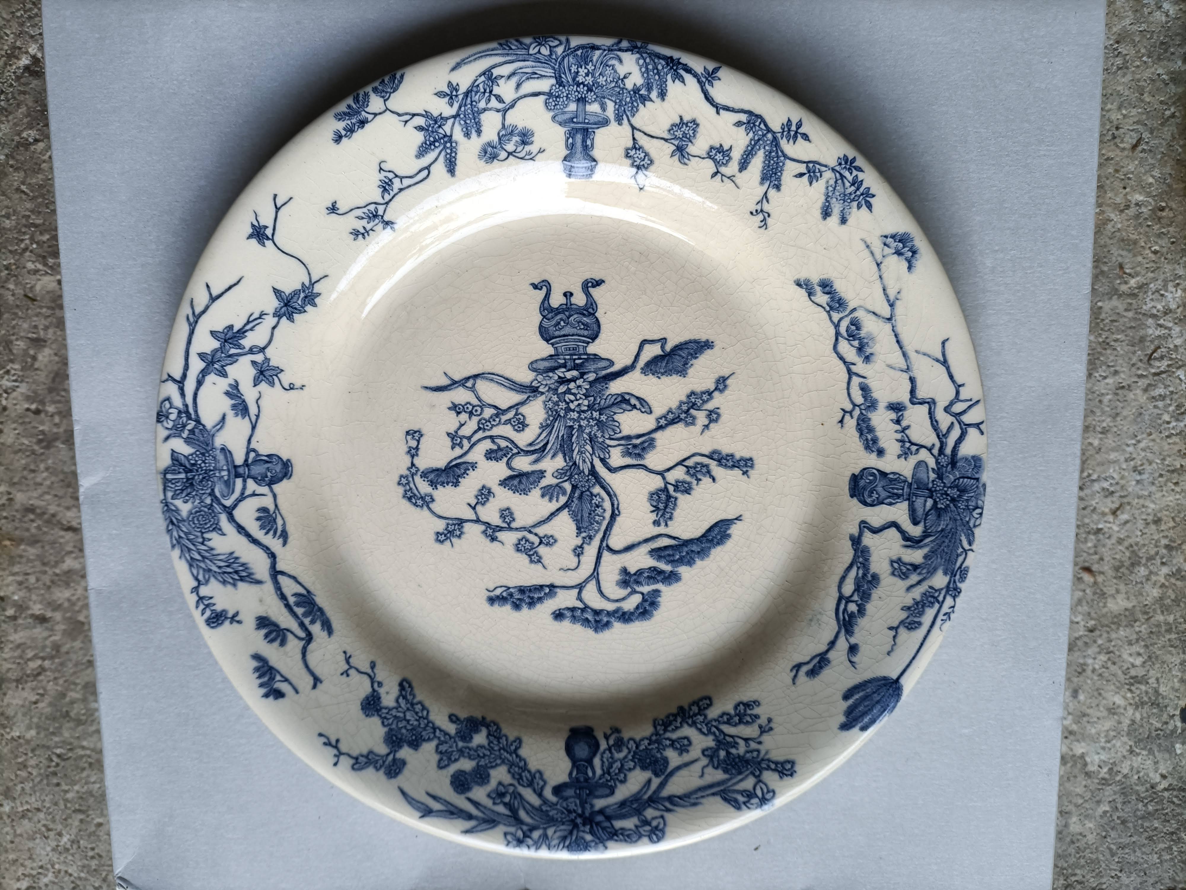 Assiette XIX° en Gien à motifs végétaux asiatiques