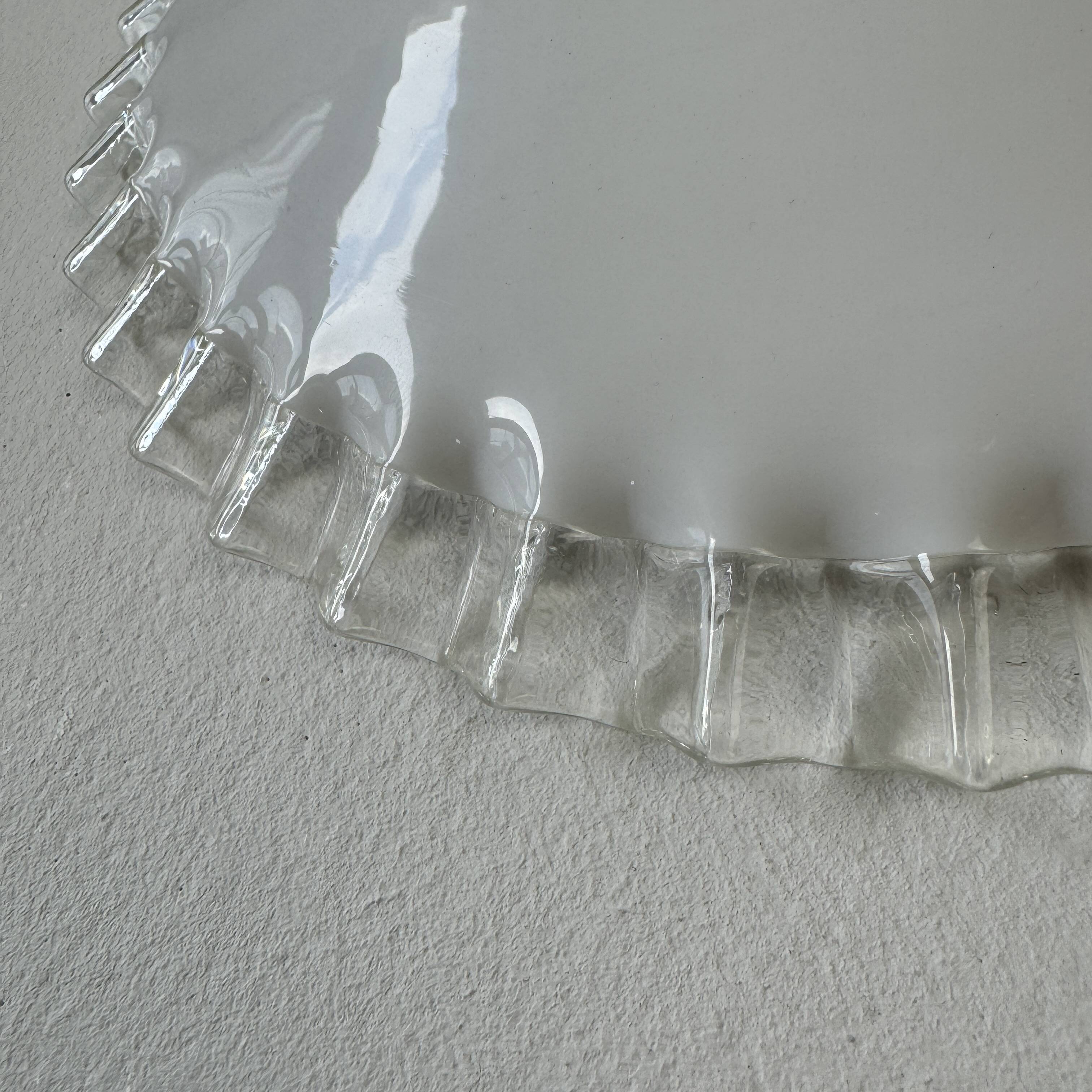 Vintage 25 cm opaline notched suspension