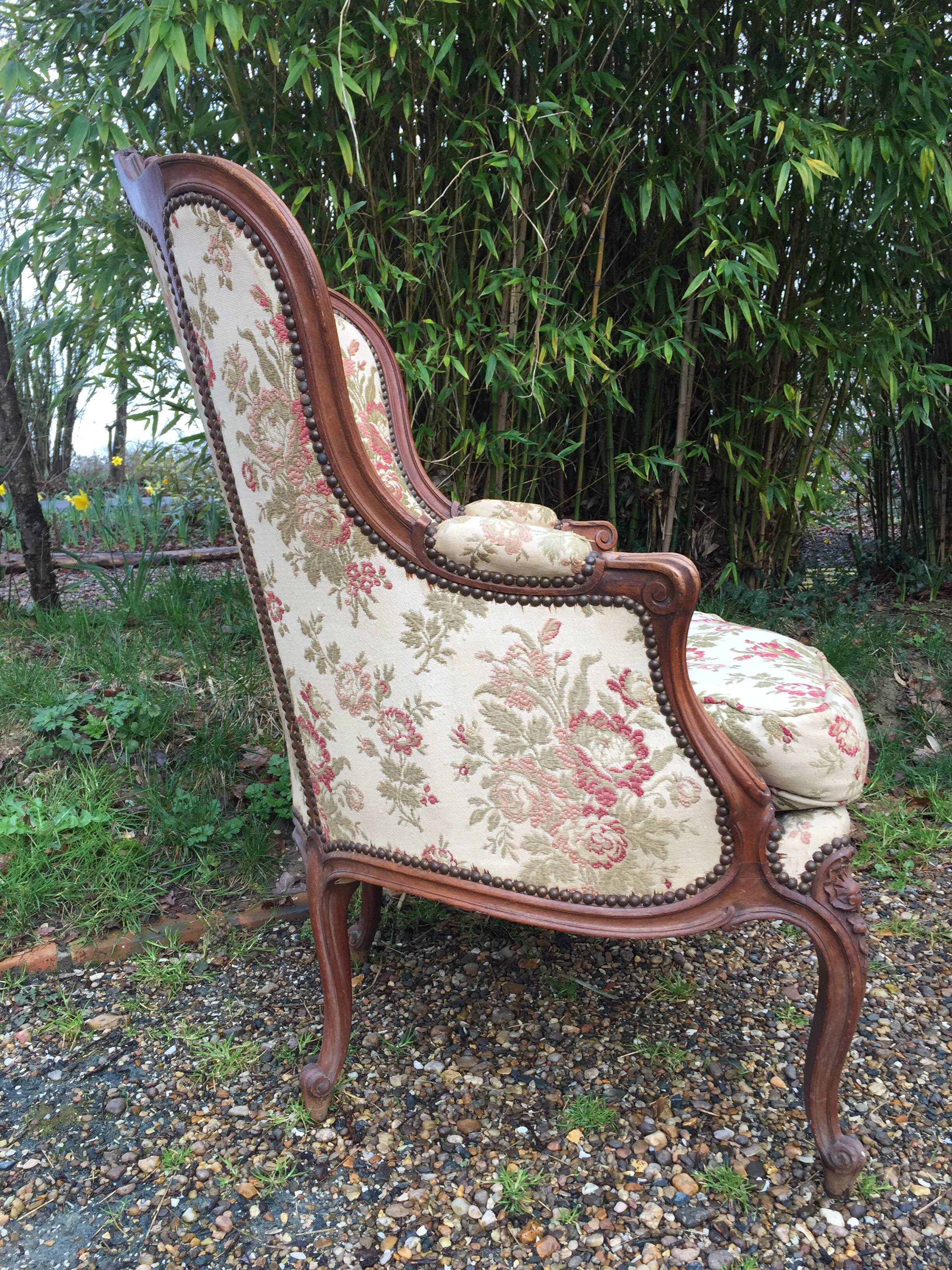 Fauteuil Louis XV dit rocaille en noyer