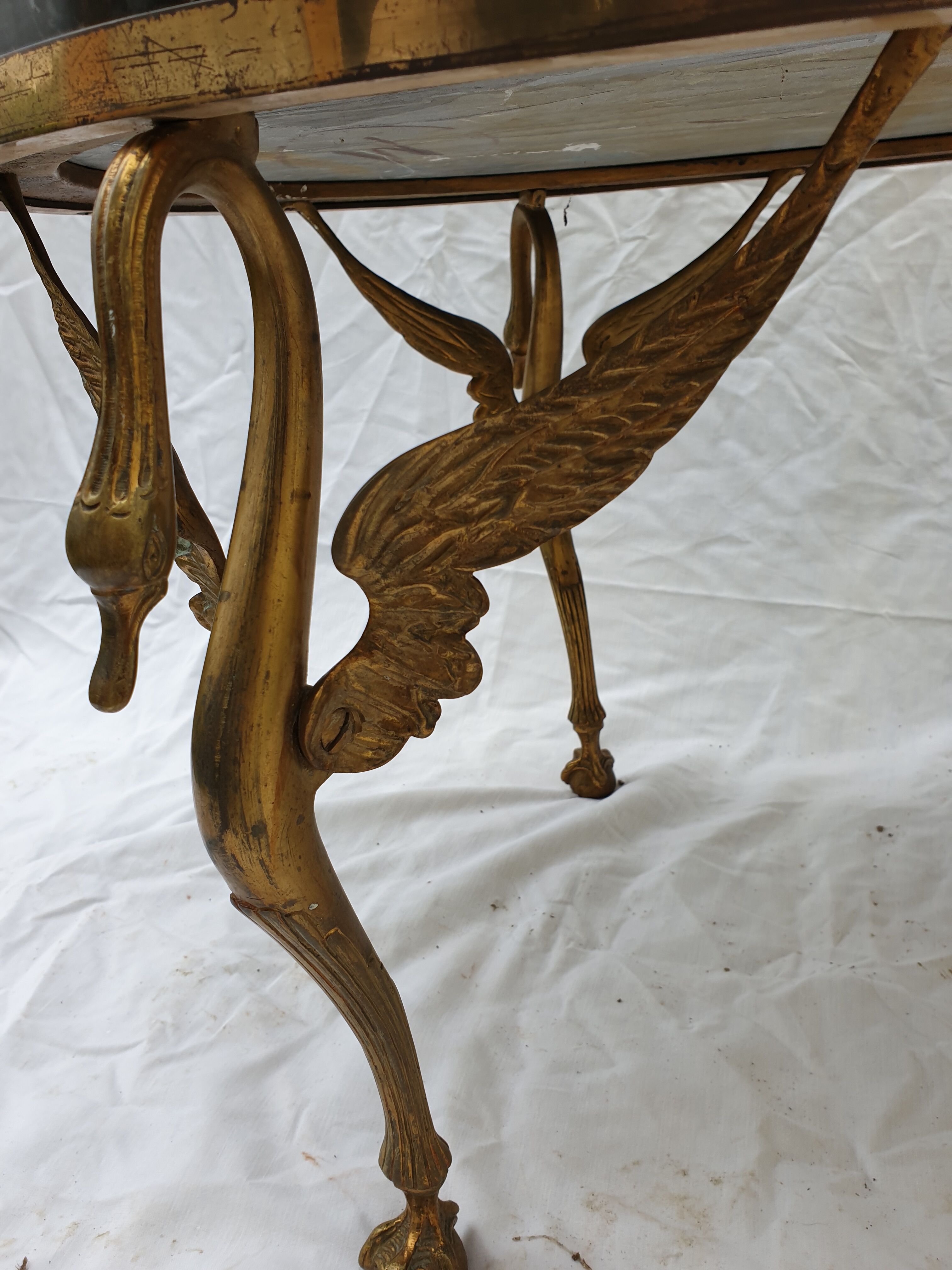 Table marble and swans