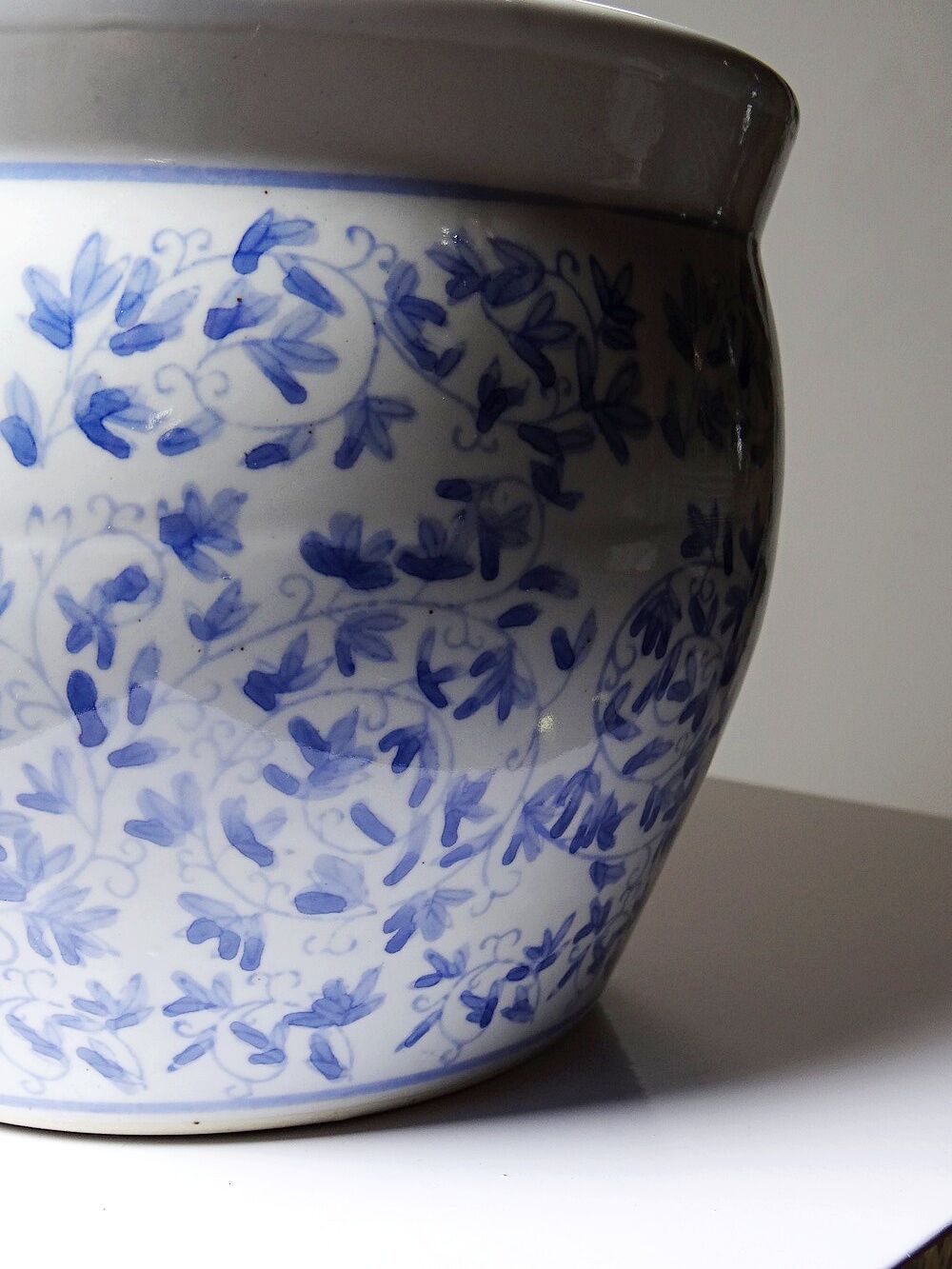 Vintage Chinese cache-pot in blue and white porcelain with a floral design.