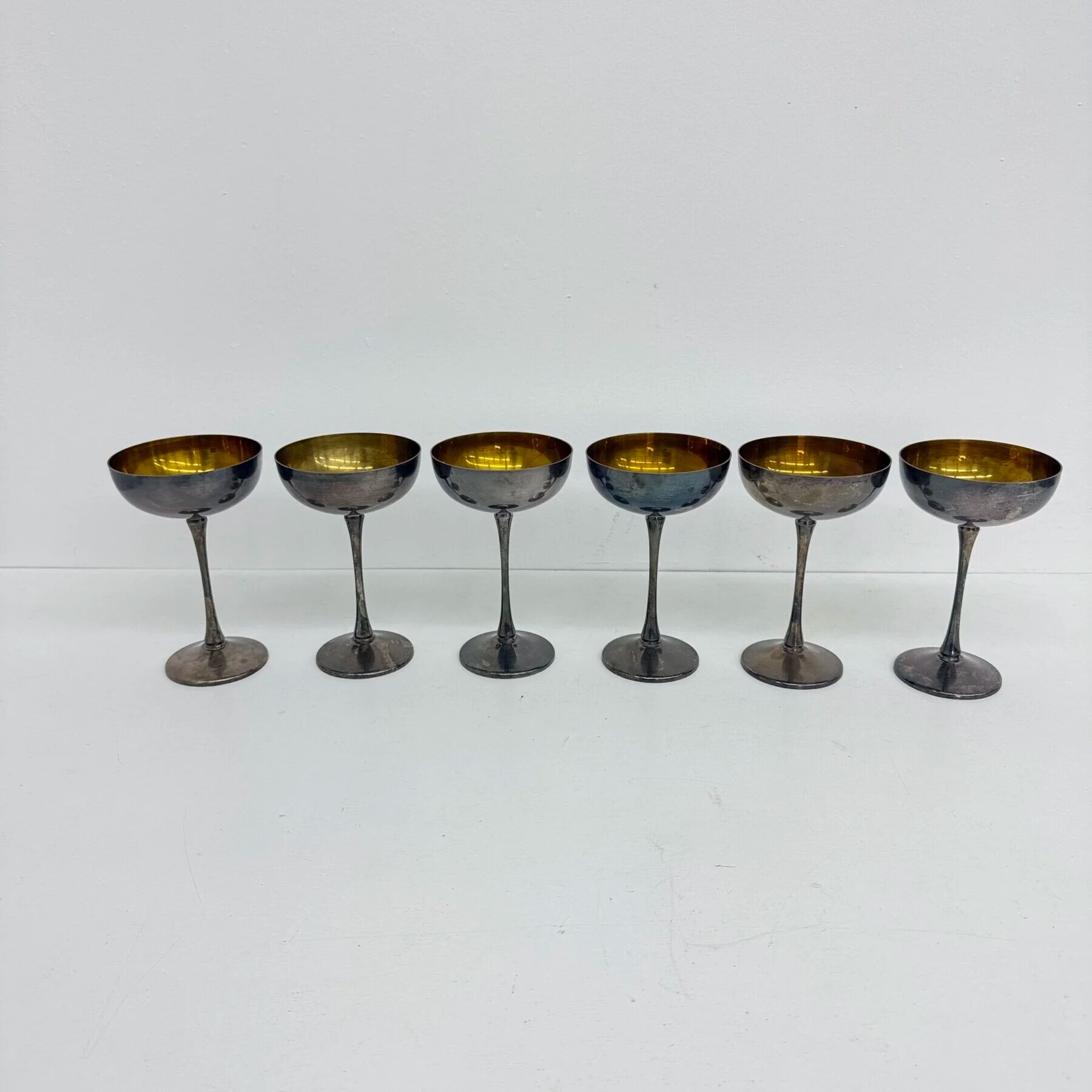 Ensemble de 6 coupes à champagne en laiton argenté, années 1970, Italie.