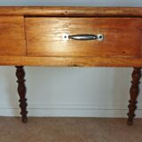 Desk with turned legs