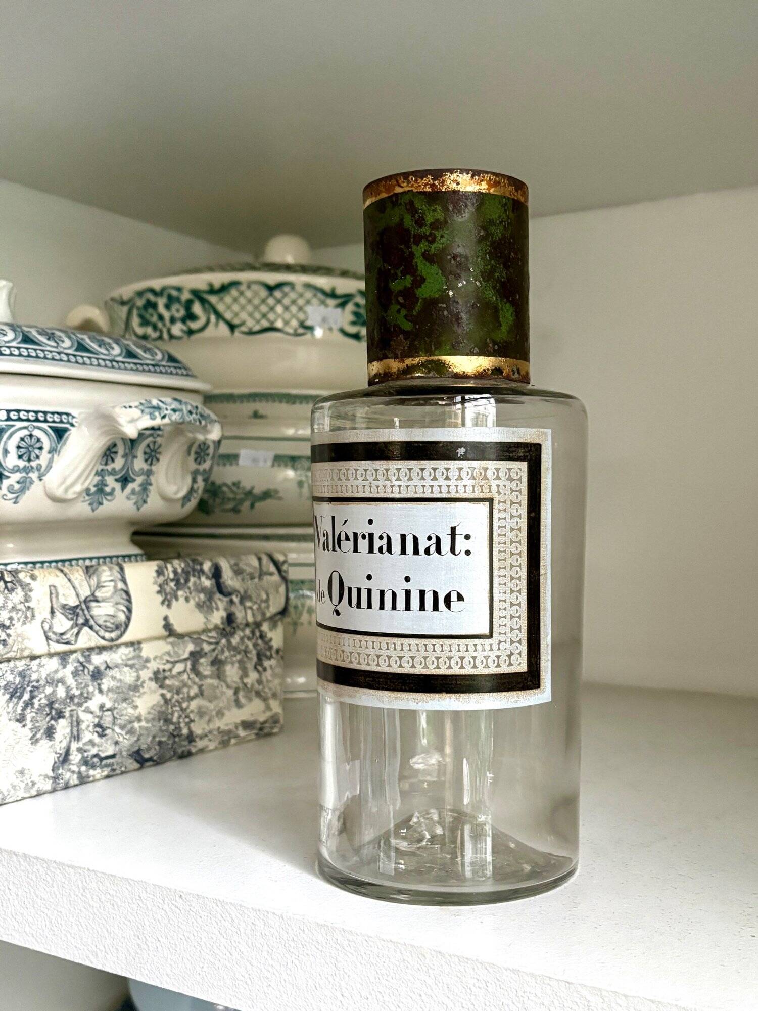 Valerianat: quinine apothecary bottle in transparent glass and metal