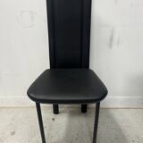 Suite de huit chaises design en cuir noir XX siècle