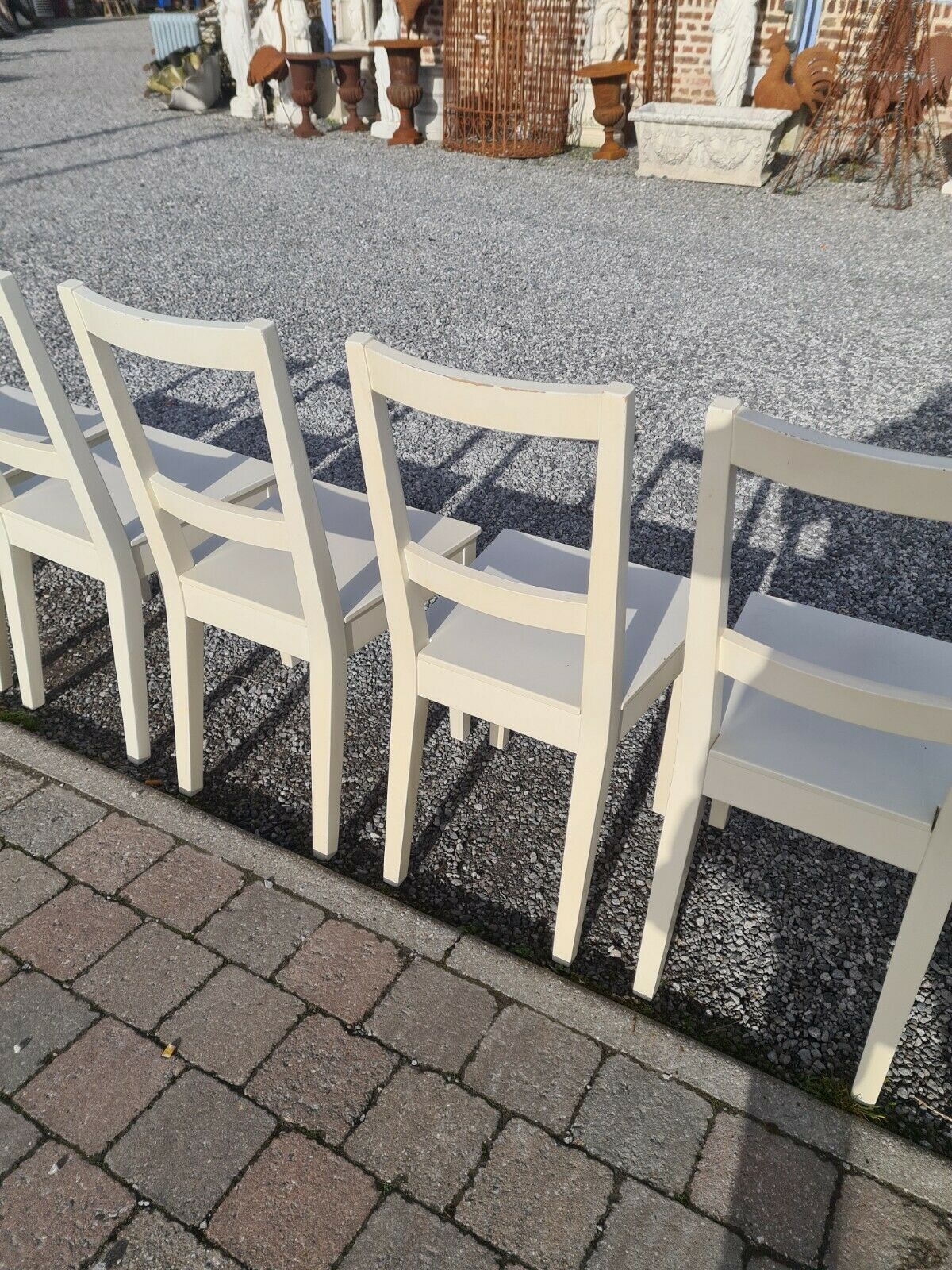 8 chaises blanches en bois