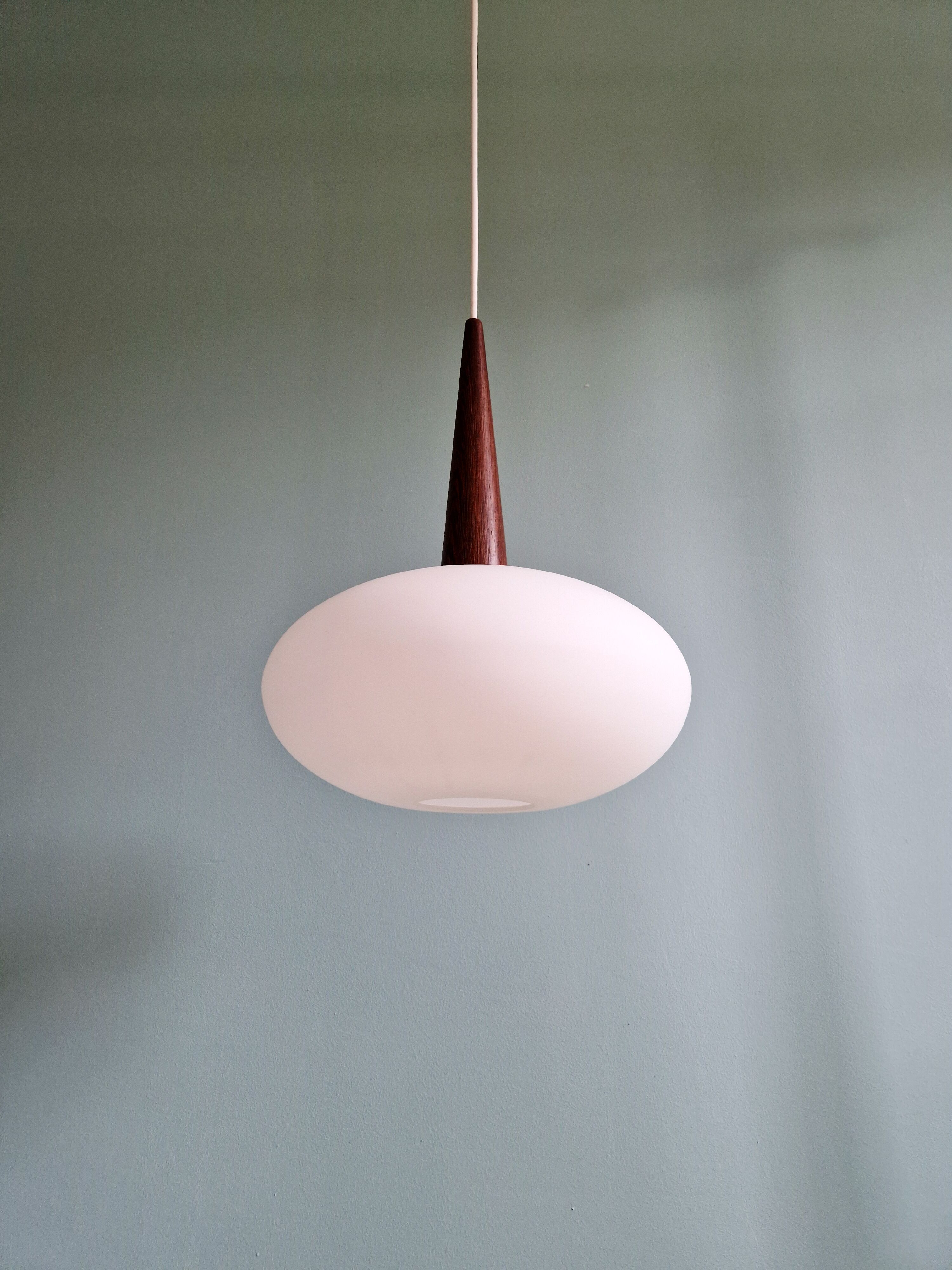 Scandinavian suspension in teak and white opaline, Louis Kalff, Philips, 1960.
