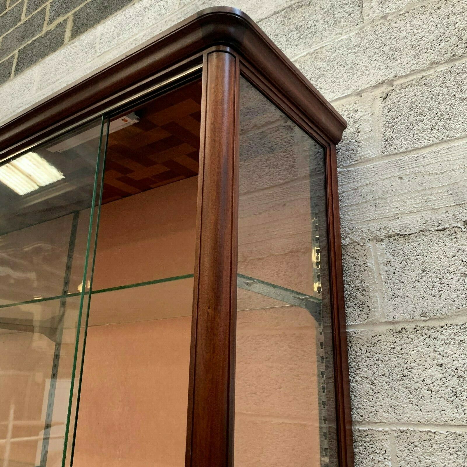 Two-body store window Presentation showcase has sliding doors