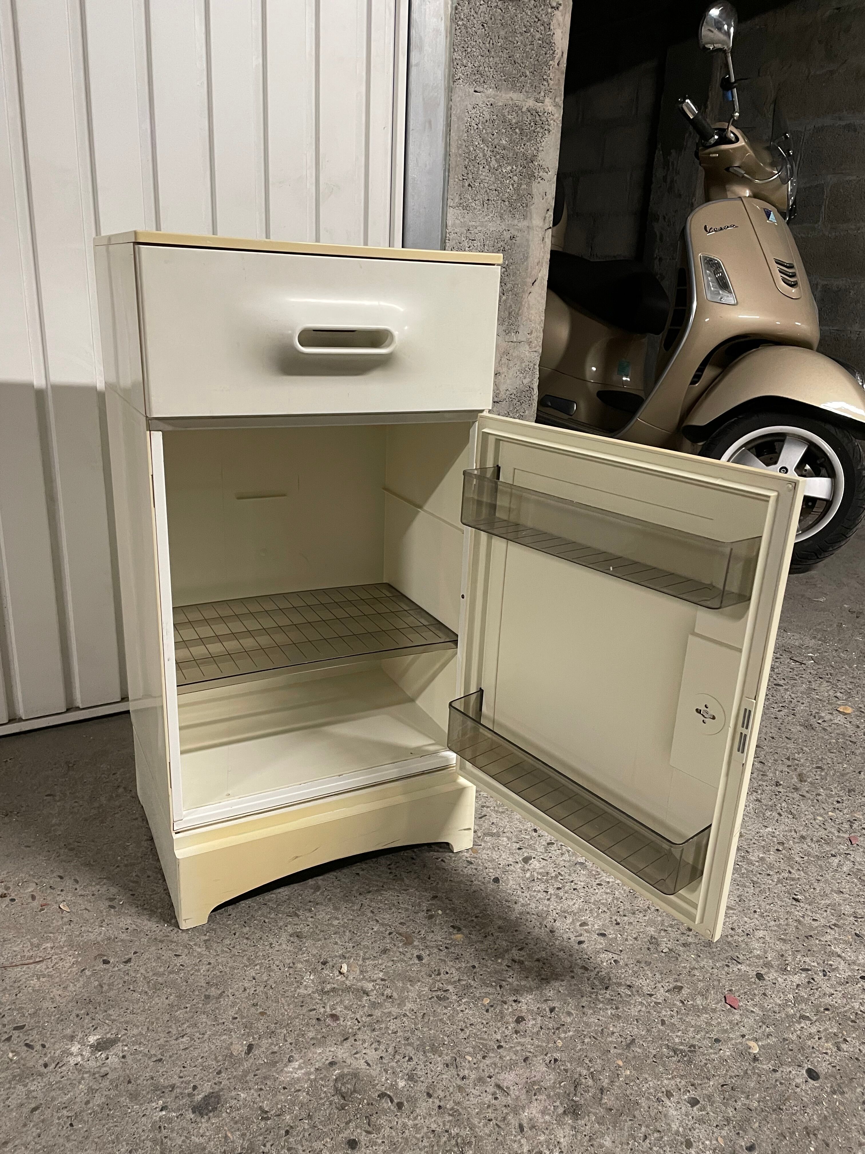 Chevet distribué par Prisunic