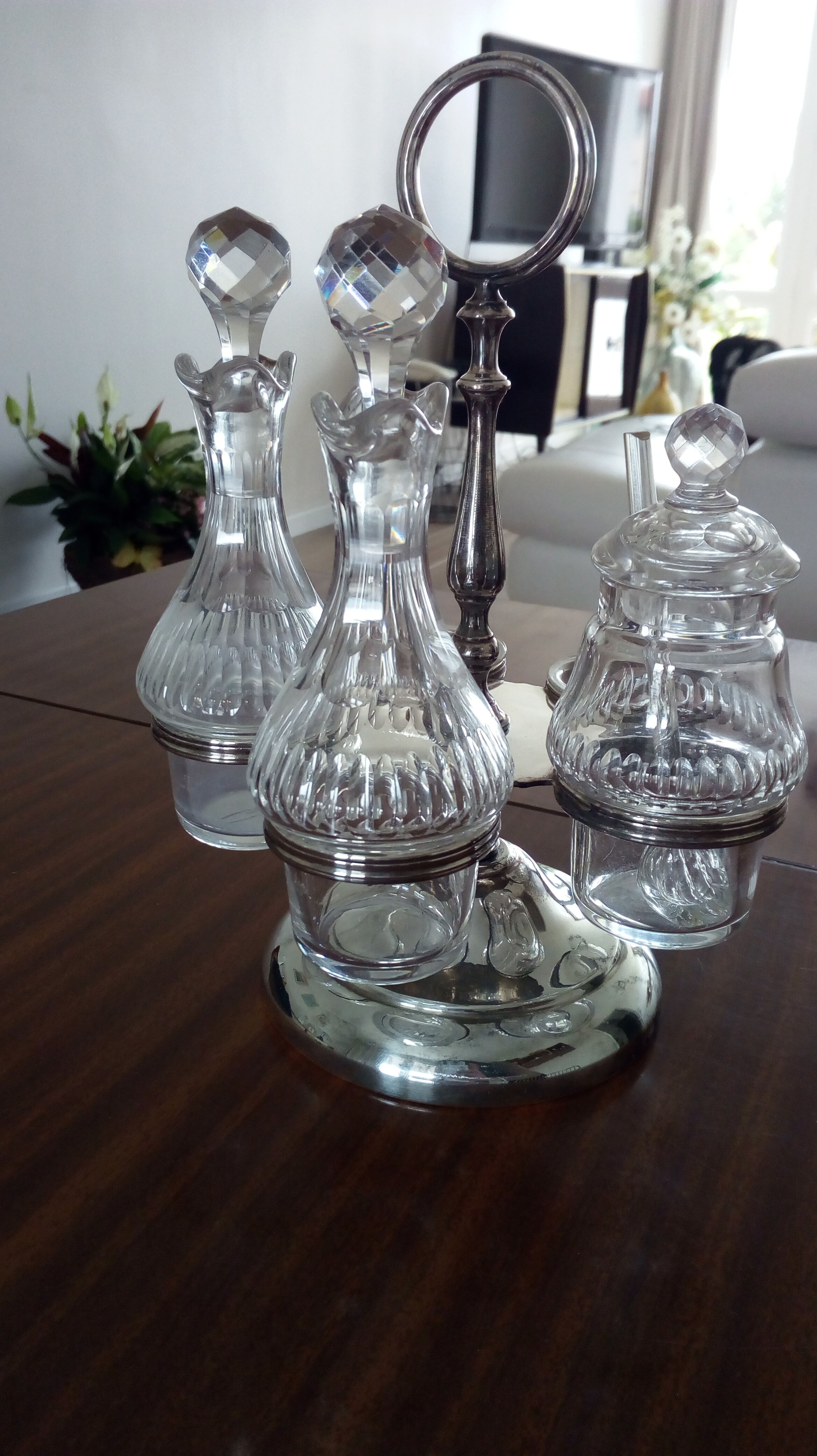 Oil and wine servant