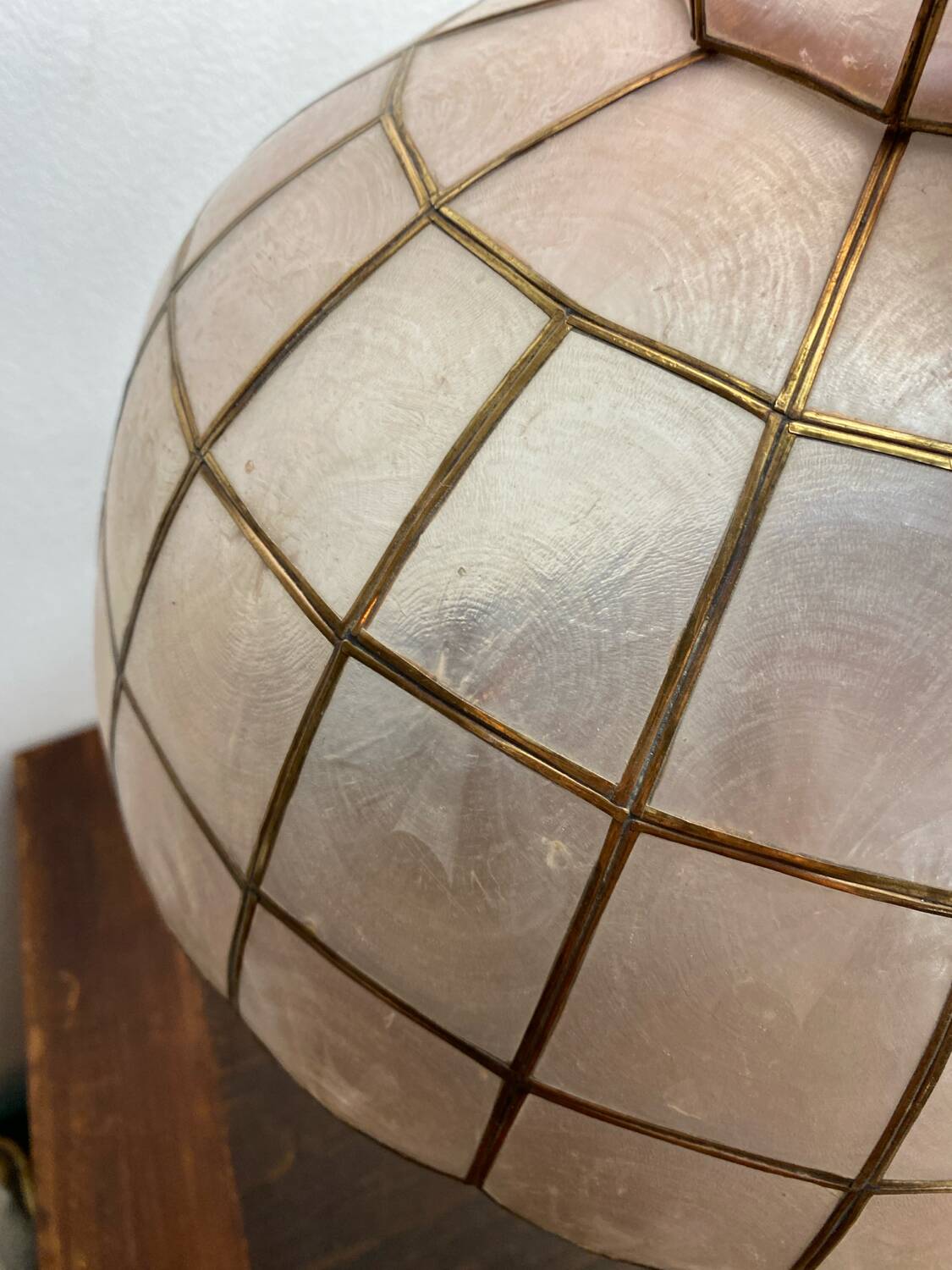 Suspension en nacre et laiton, années 70