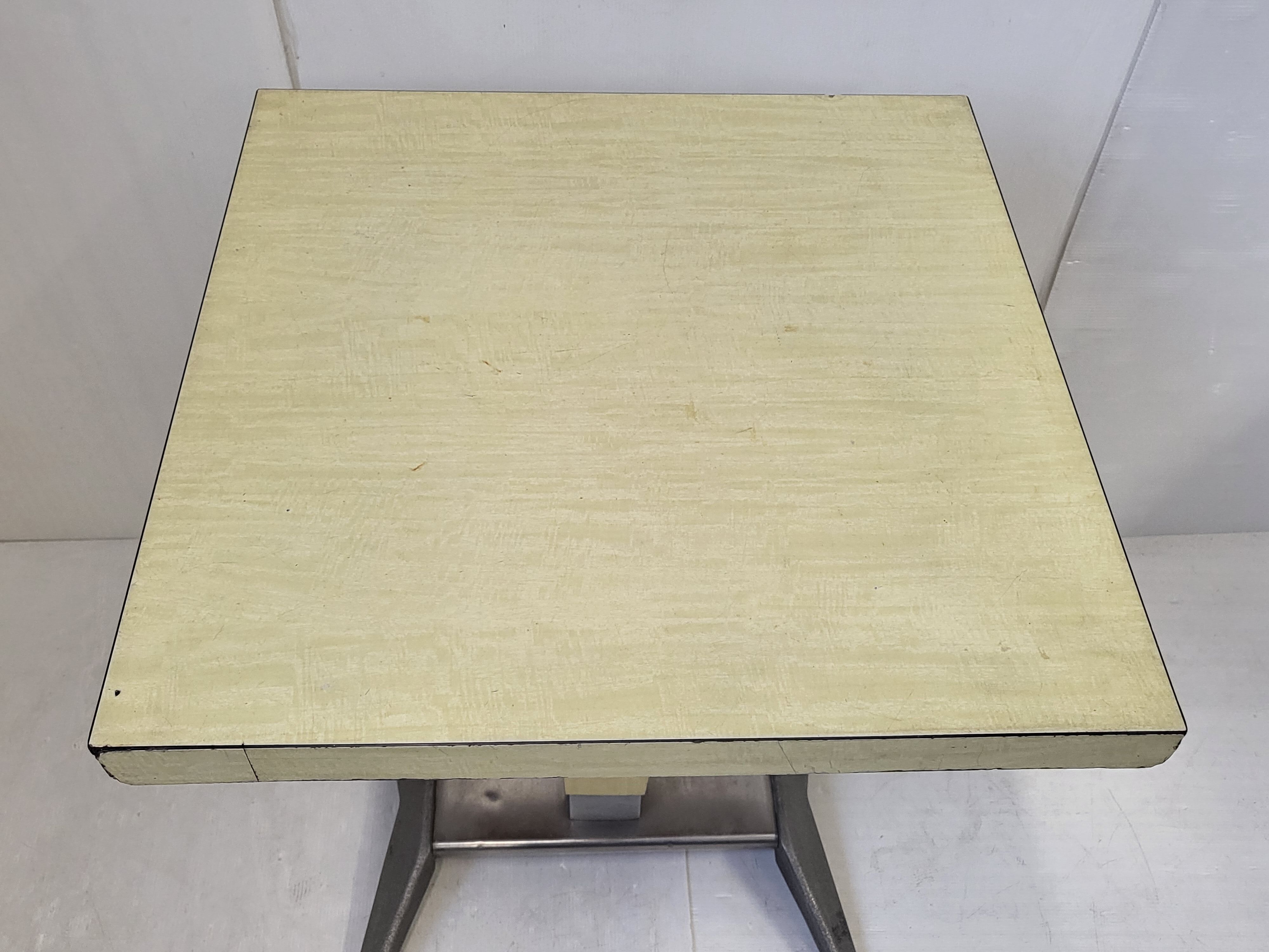 Table de bistrot vintage en formica & acier 1950