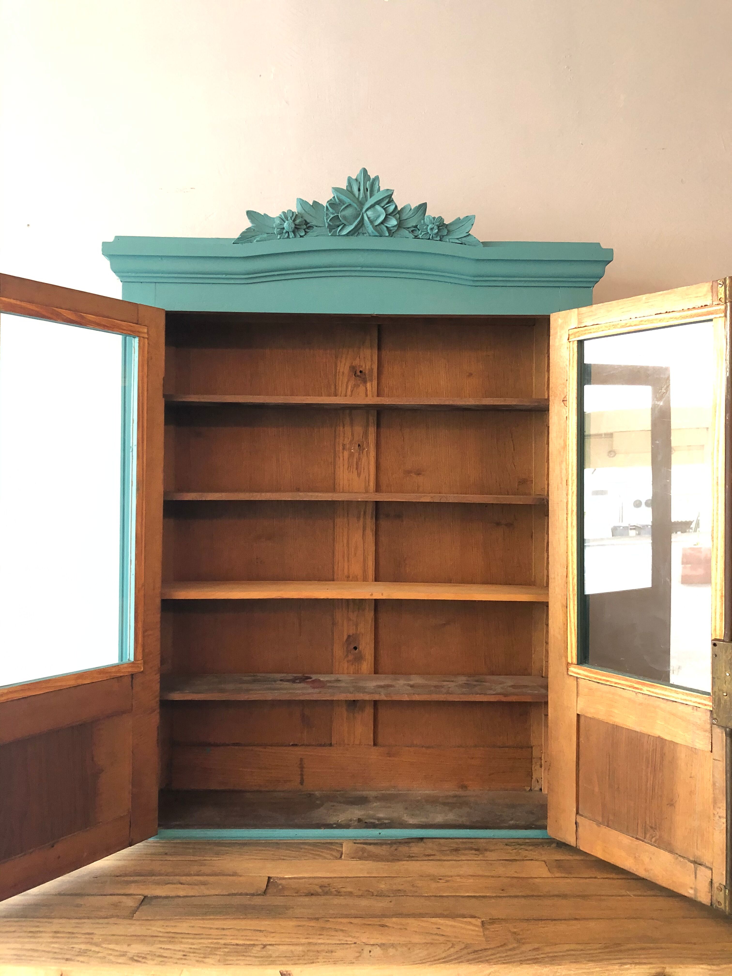 Showcase to be placed or hung