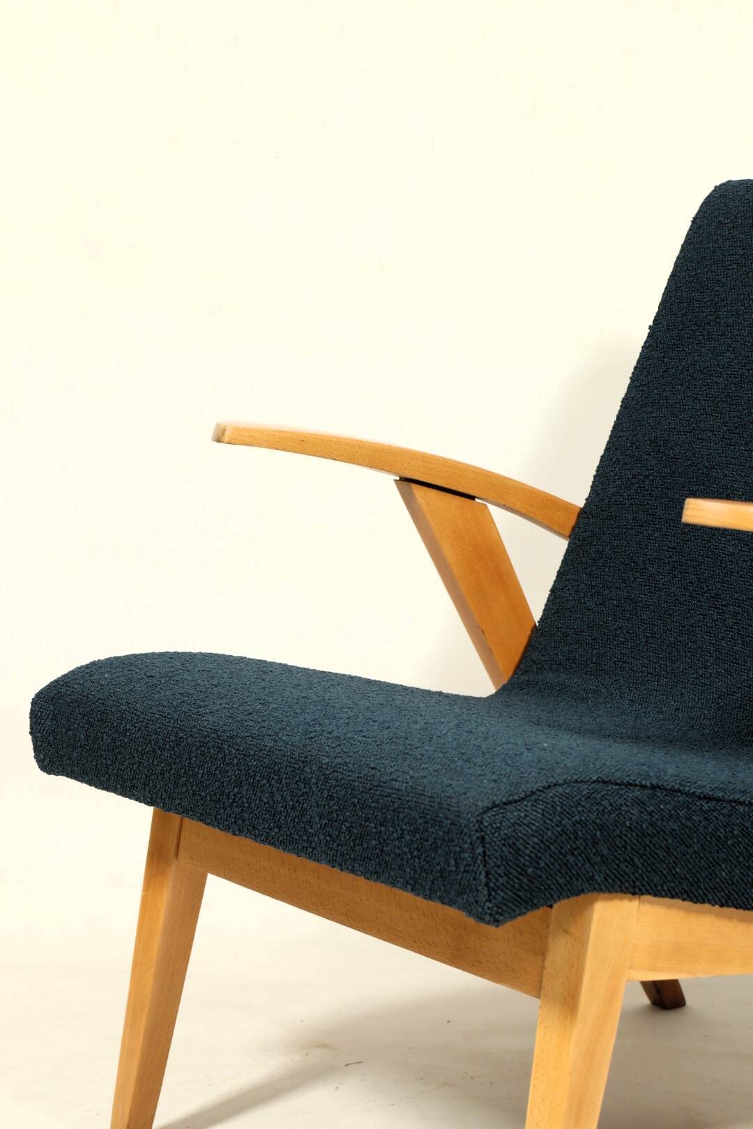 Fauteuil vintage Couleur Bleu Marine Bois Clair Design Midcentury