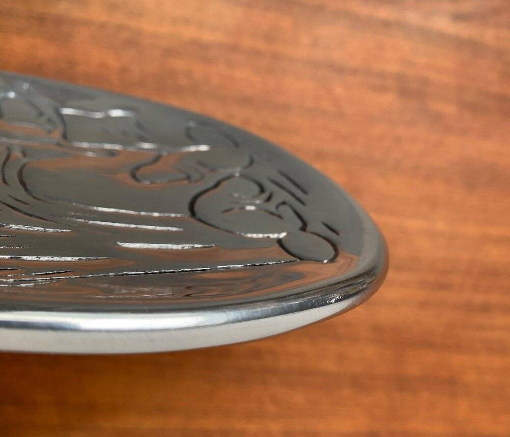 Vintage Canadian metal bowl with beaver decoration by Hoselton.