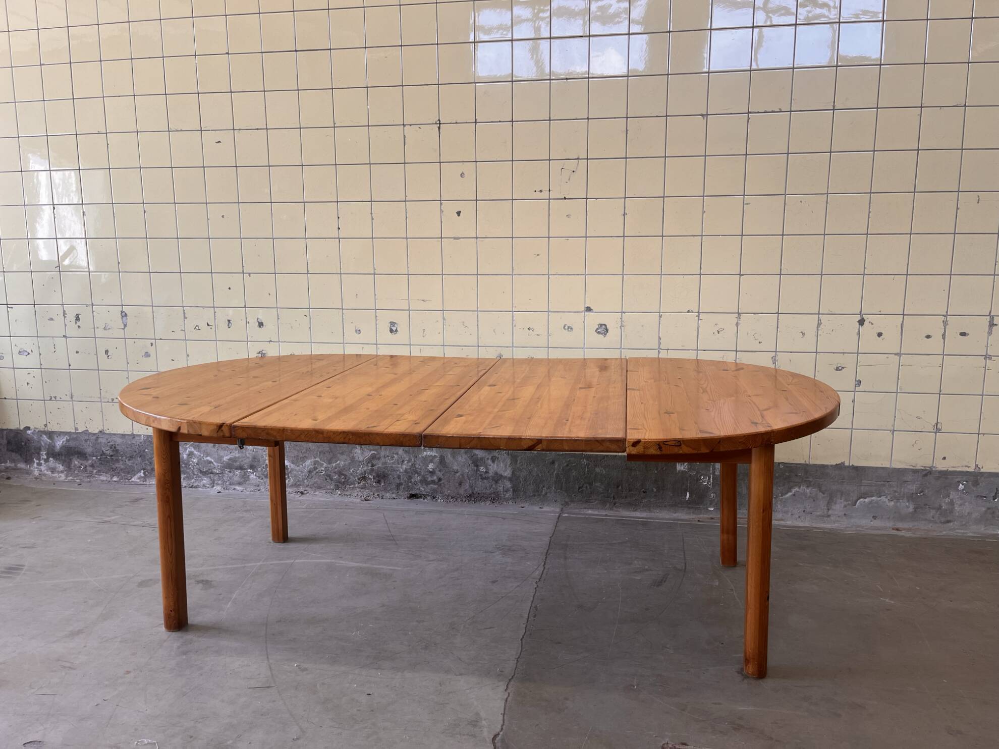 Table à manger ronde extensible en pin par Furusnickarn AB
