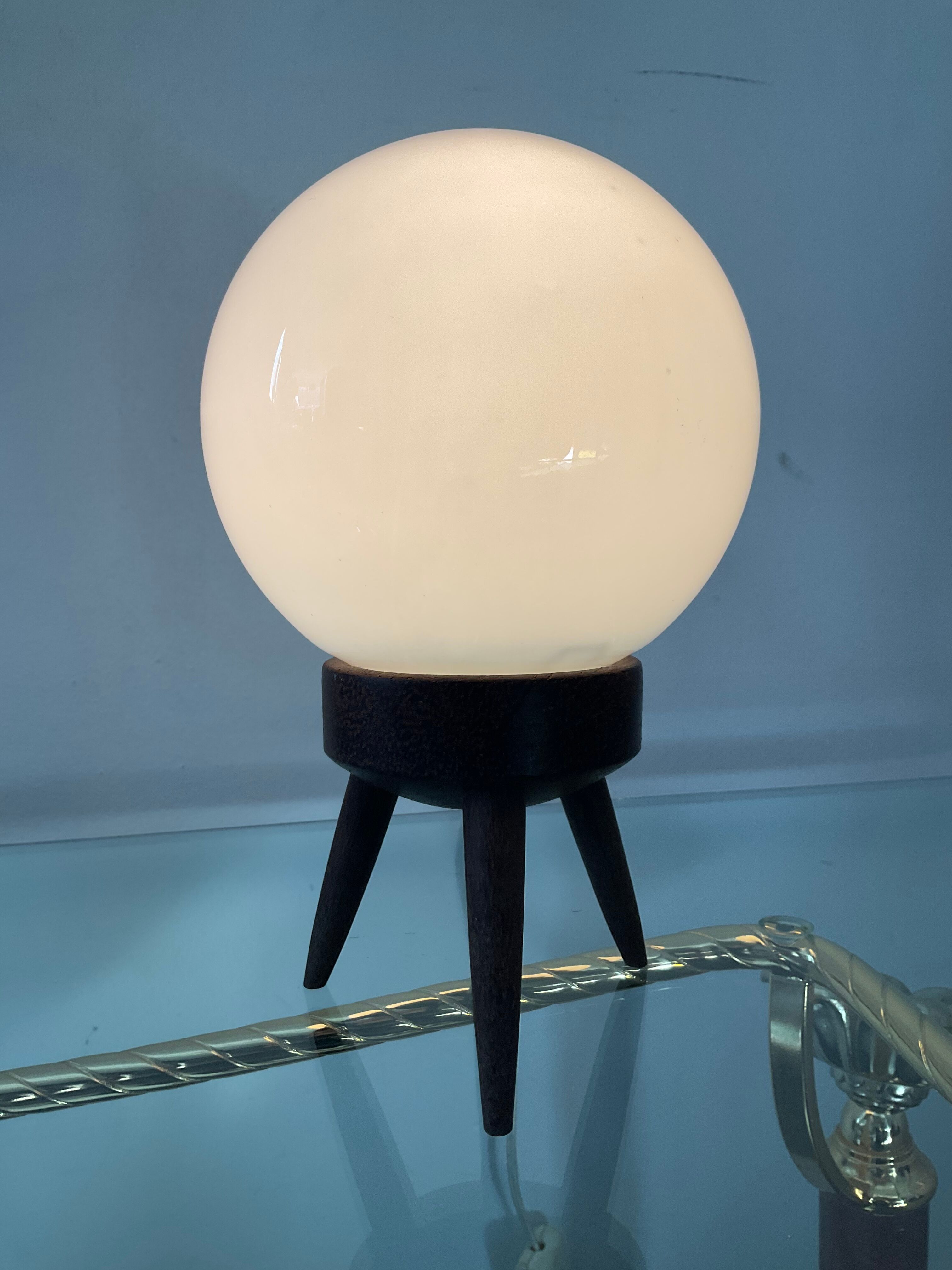 Scandinavian lamp tripod foot in teak and opaline globe 60s