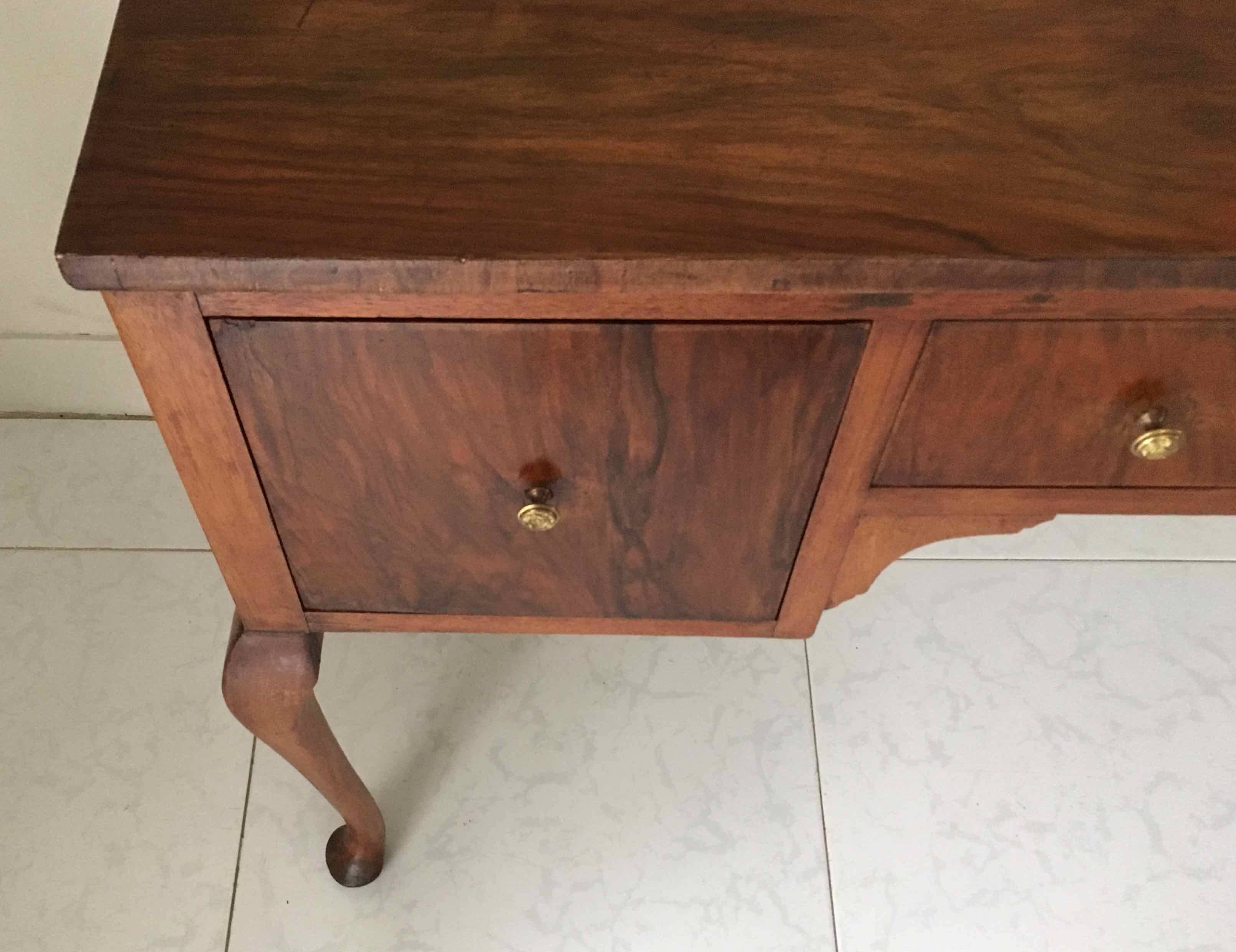 Bureau 1950 pieds galbés