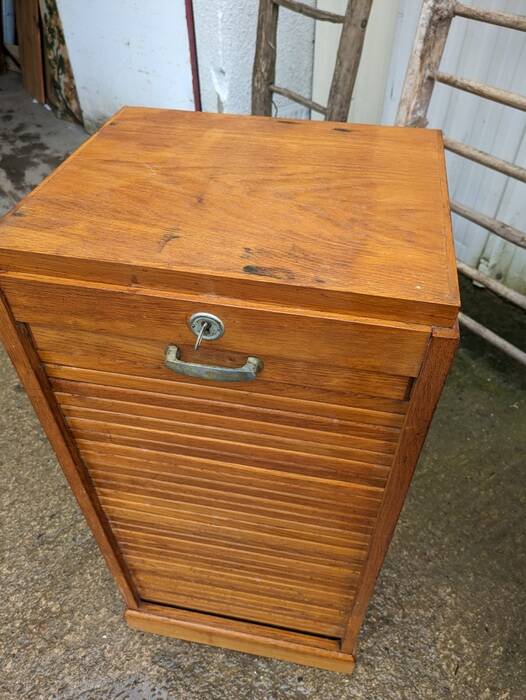 Curtain cabinet, filing cabinet