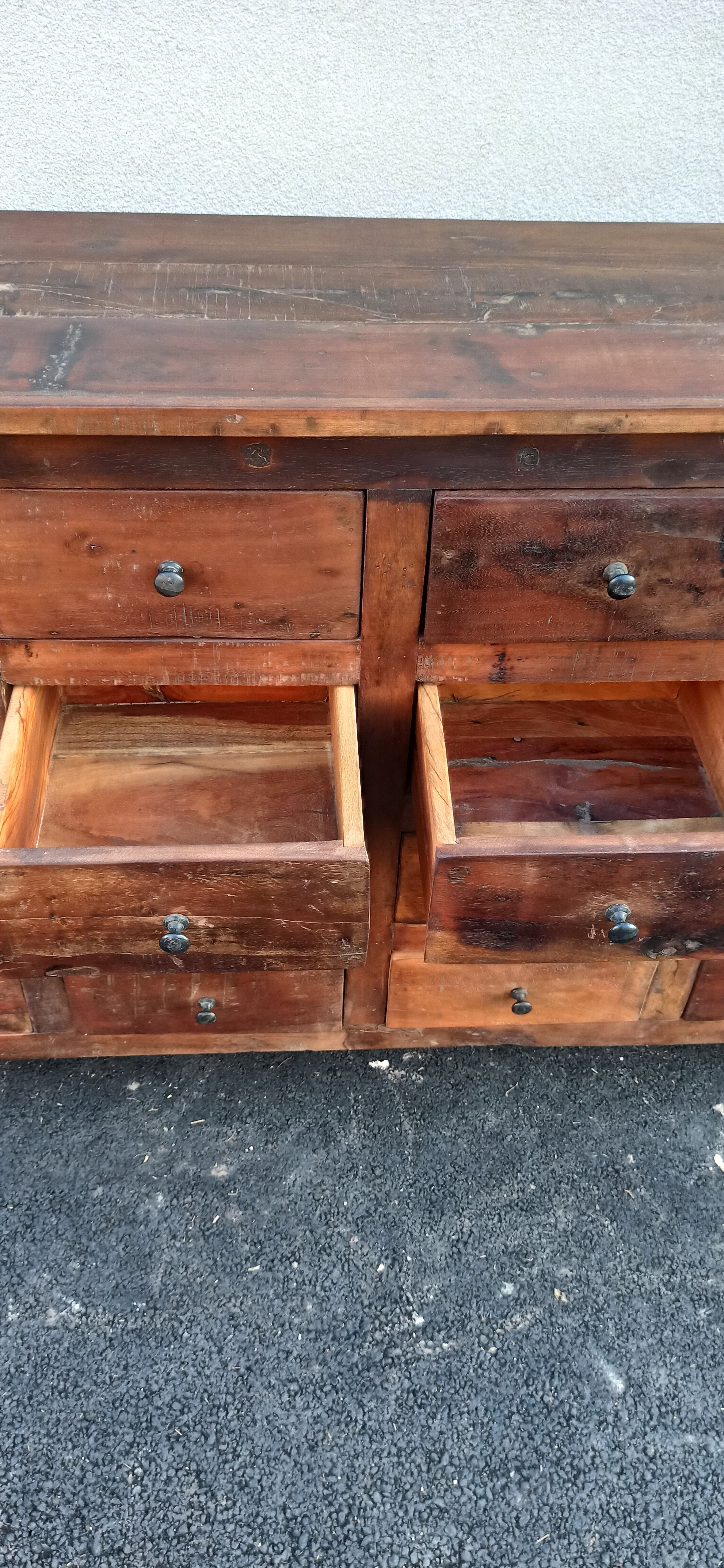 Meuble en bois à tiroirs