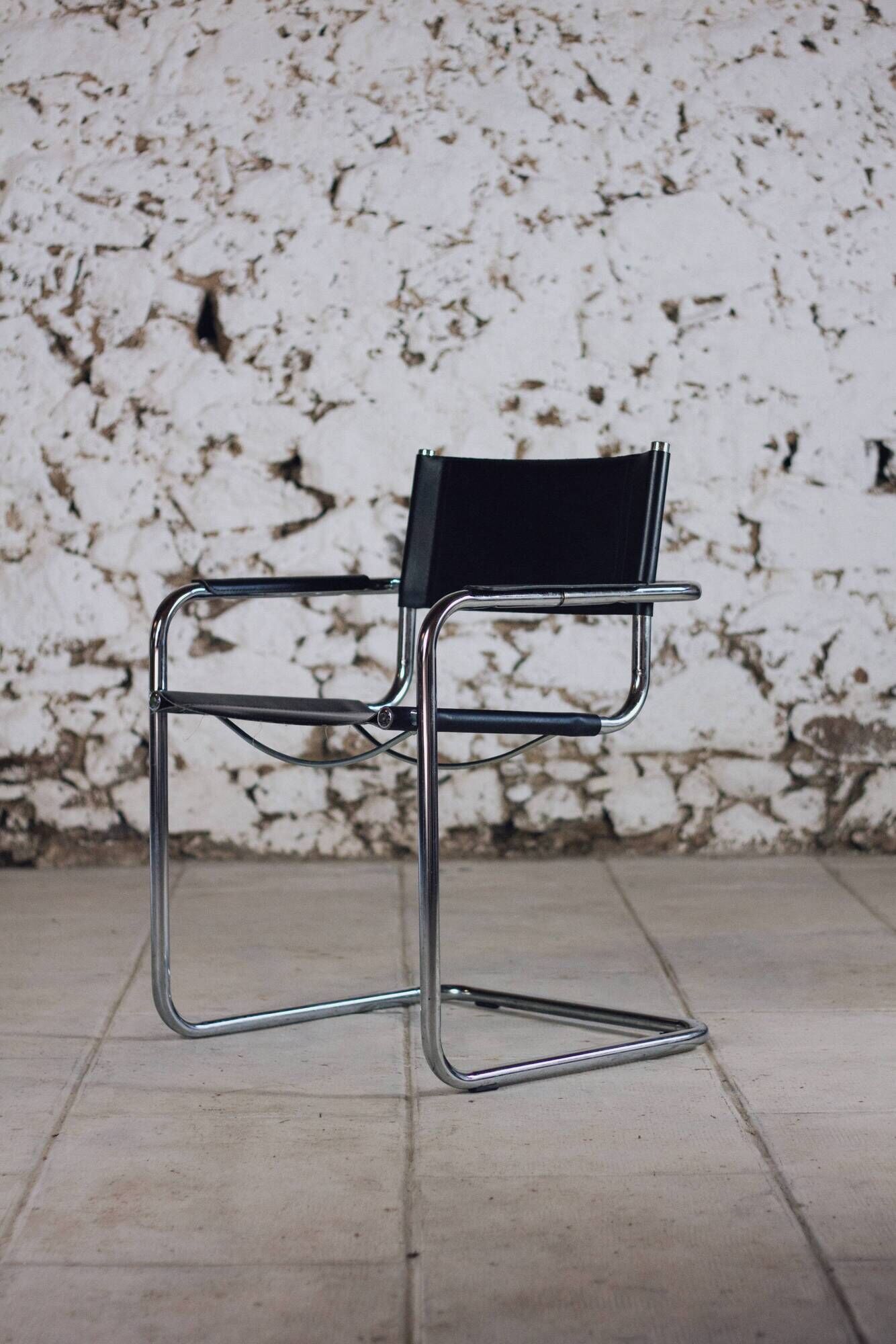 Pair of Bauhaus cantilever armchairs in chromed metal and leather, 1970